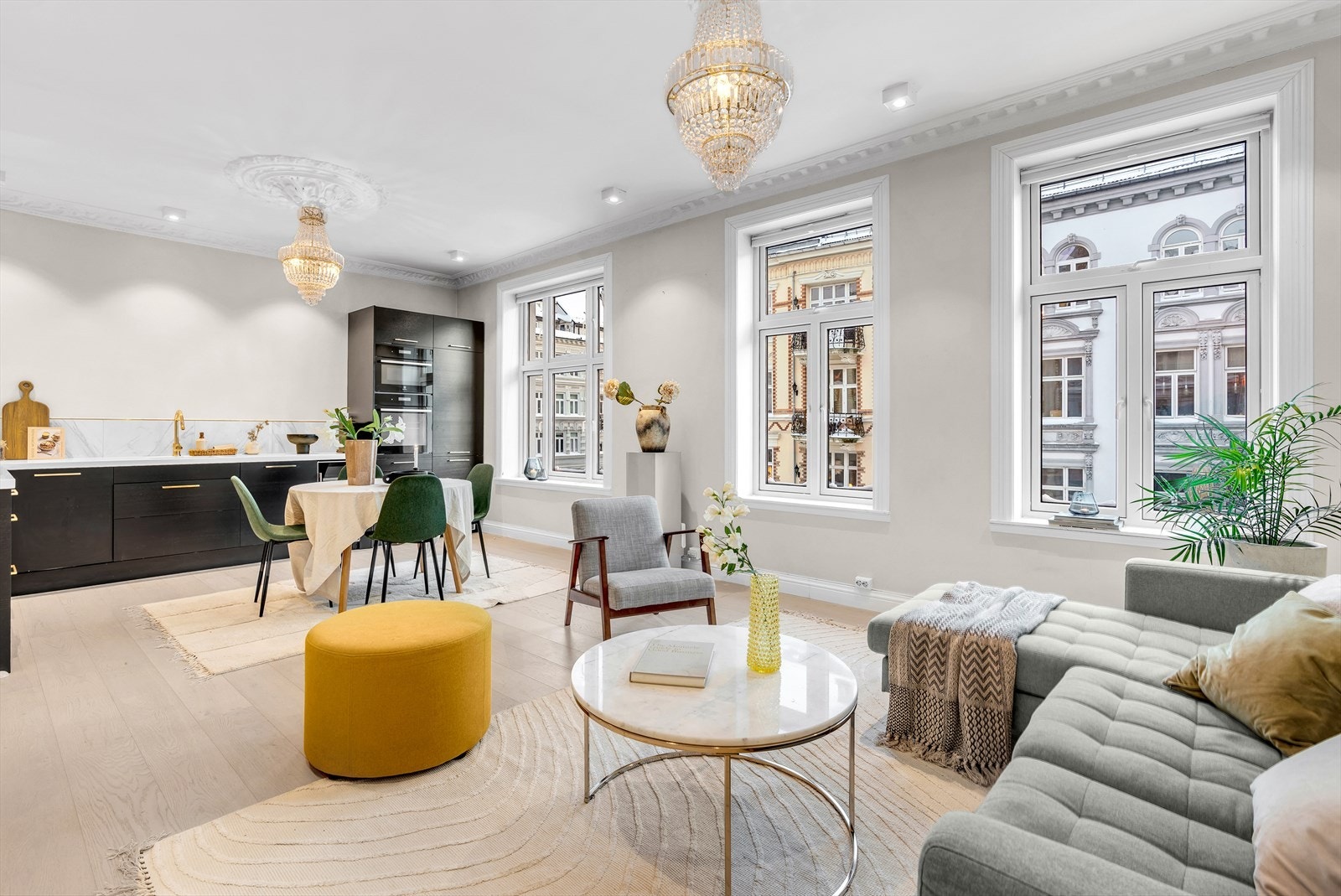 Rikelig med lysinnslipp fra store vindusflater Galleribilde