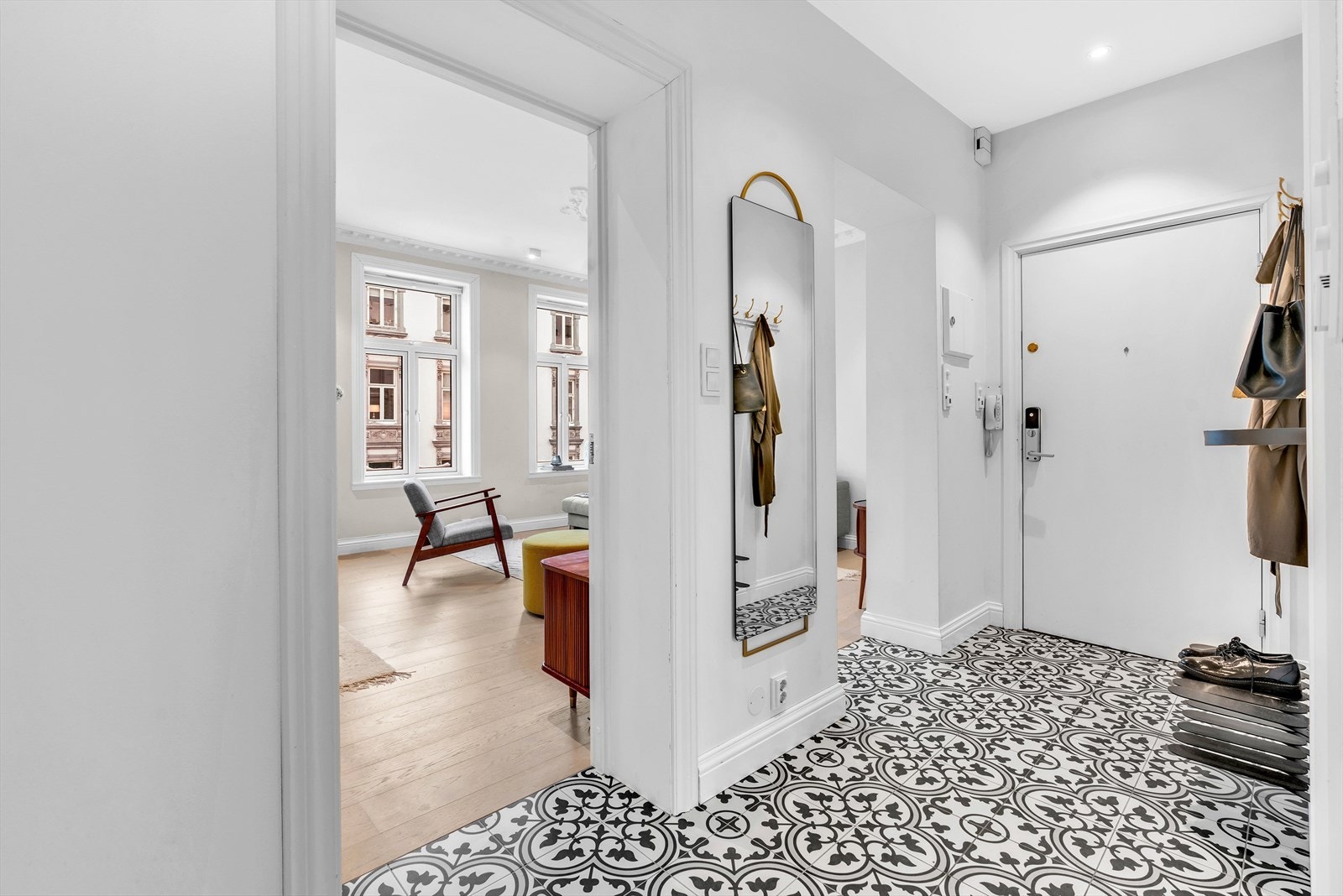 Romslig entré/gang med god plass til å henge fra seg Galleribilde