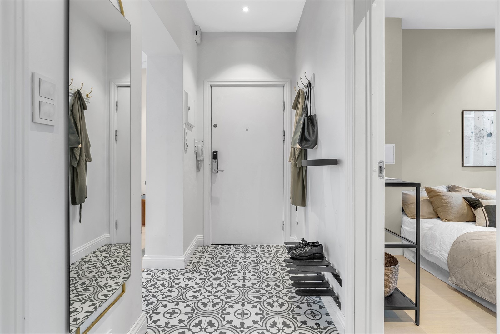 Flislagt entré med gulvvarme. Yale Doorman Galleribilde