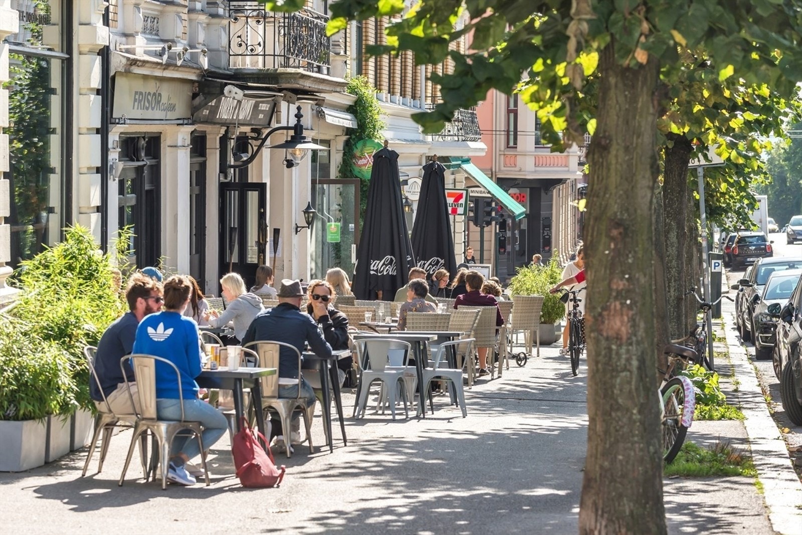 Flere hyggelige uteserveringer på Frogner. Her fra Niels Juels gate Galleribilde
