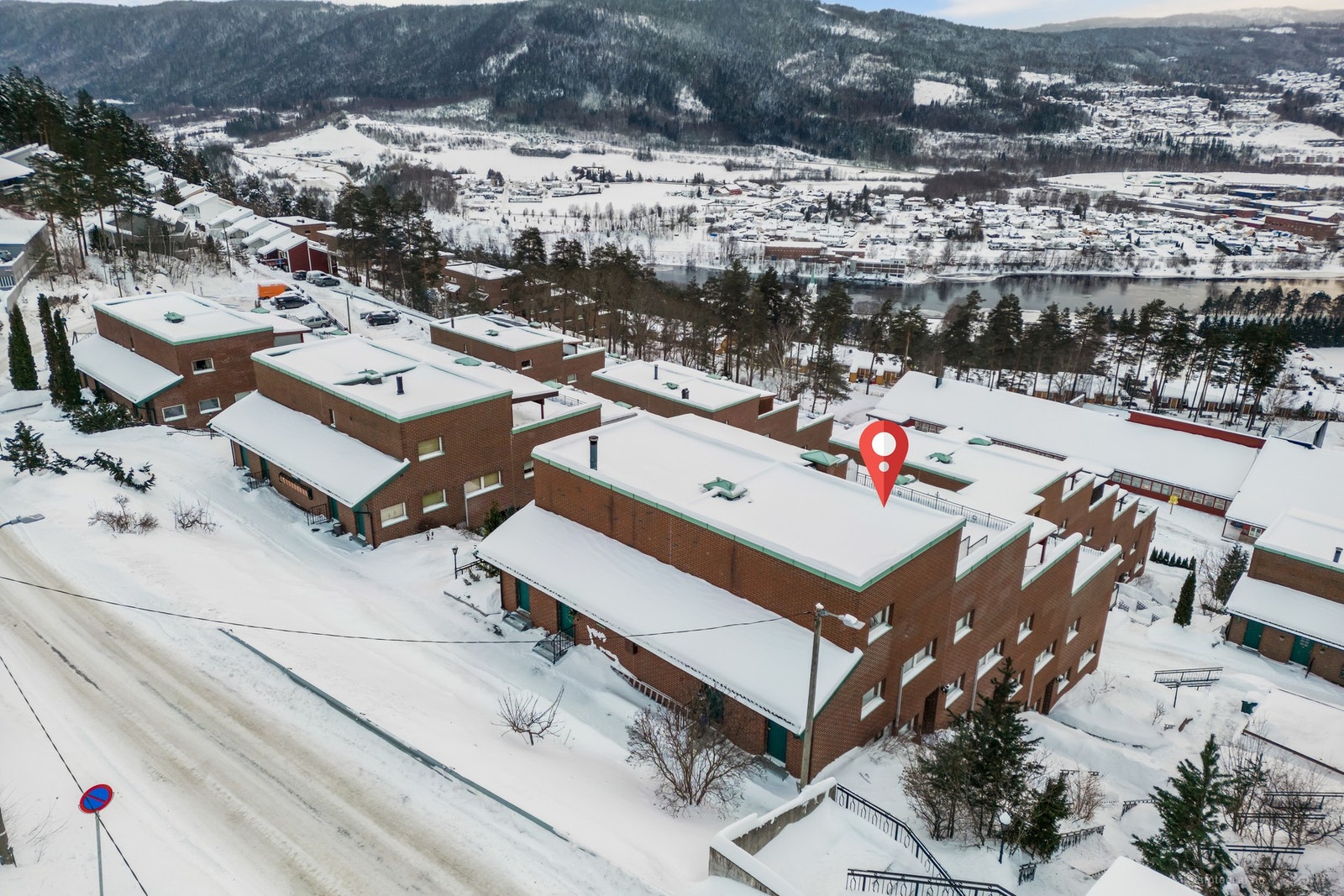 Leiligheten ligger flott til, med god intern beliggenhet øverst på øvre terrengnivå - Praktisk og enkel adkomst Galleribilde