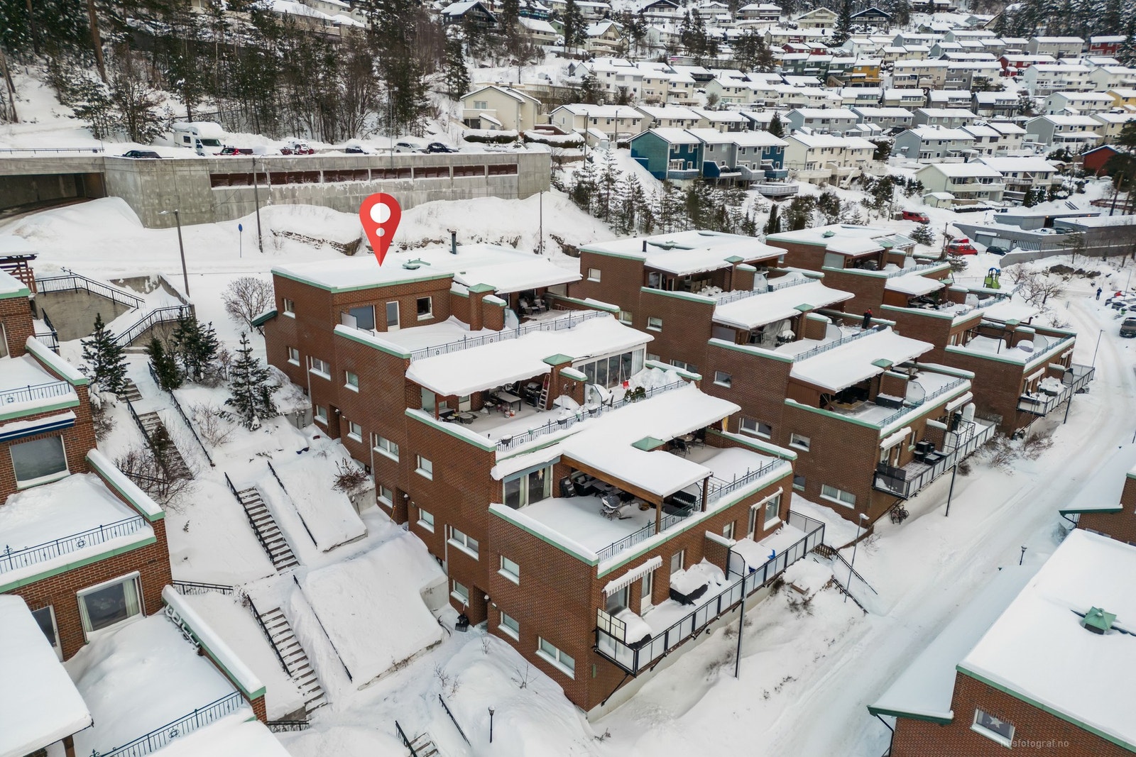 Leiligheten ligger flott til, med god intern beliggenhet øverst på øvre terrengnivå! Galleribilde