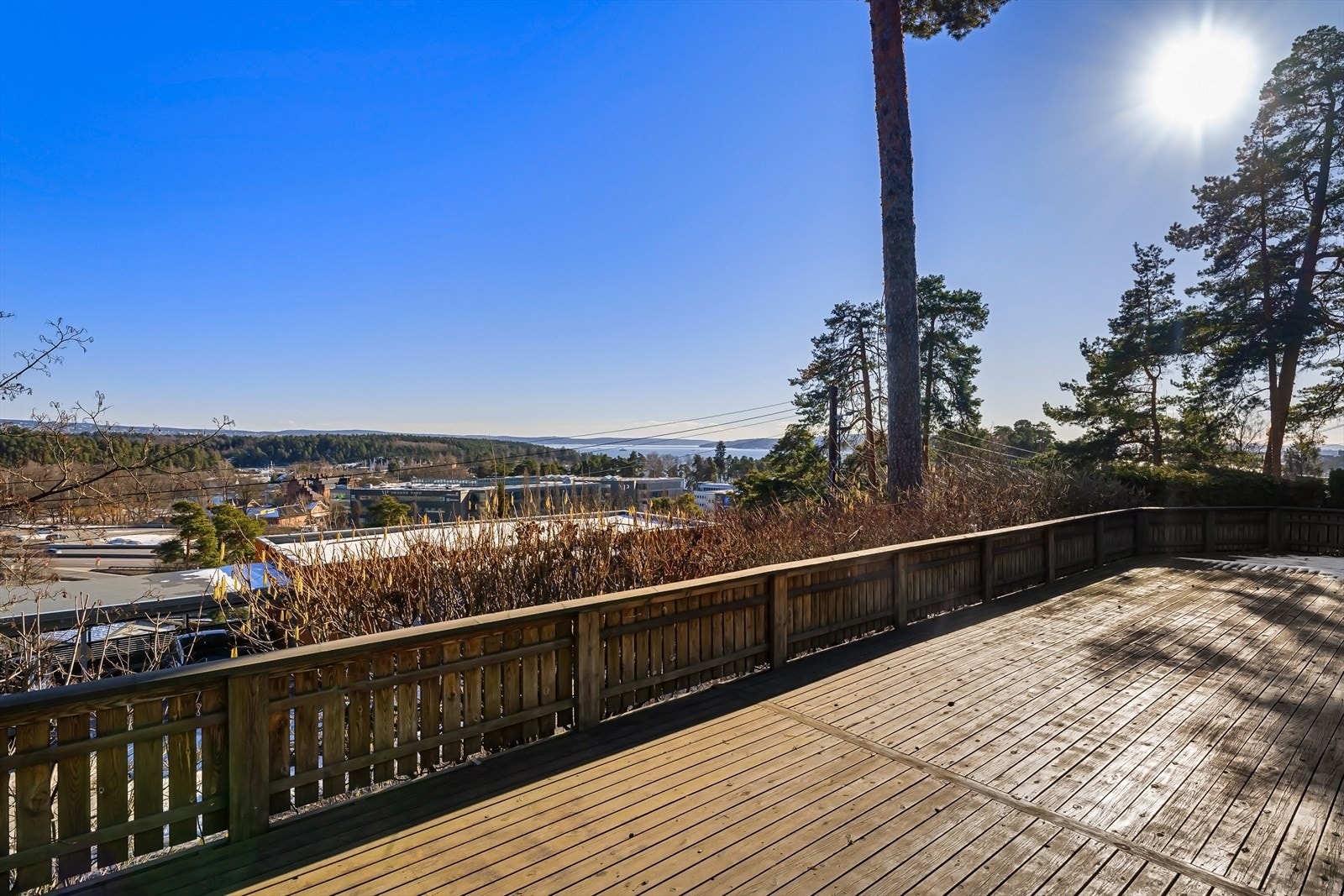 Boligen har en stor og flott terrasse med fjordutsikt. Galleribilde