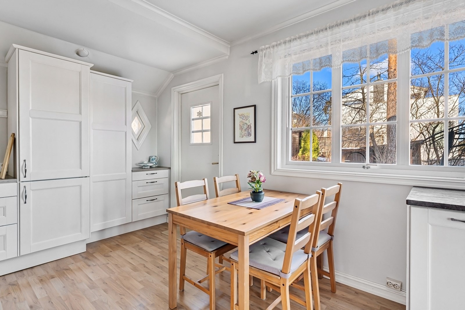 Romslig kjøkken med plass til frokostbord. Galleribilde