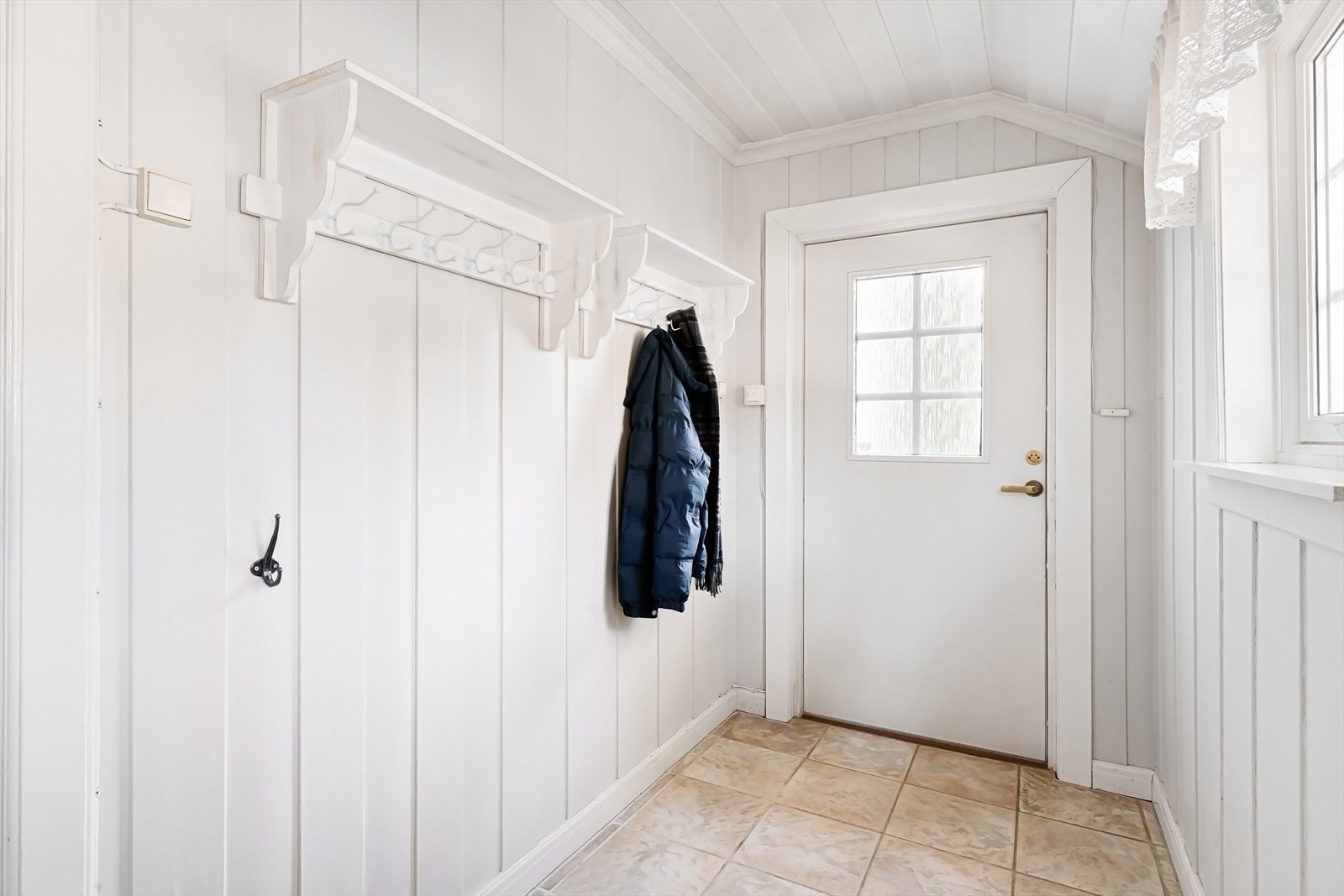 Første møte med boligen er en lys entre med god plass for å henge av seg. Galleribilde