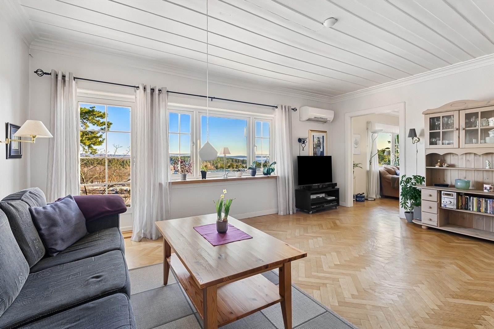 Åpen stue med utgang til terrassen. Galleribilde