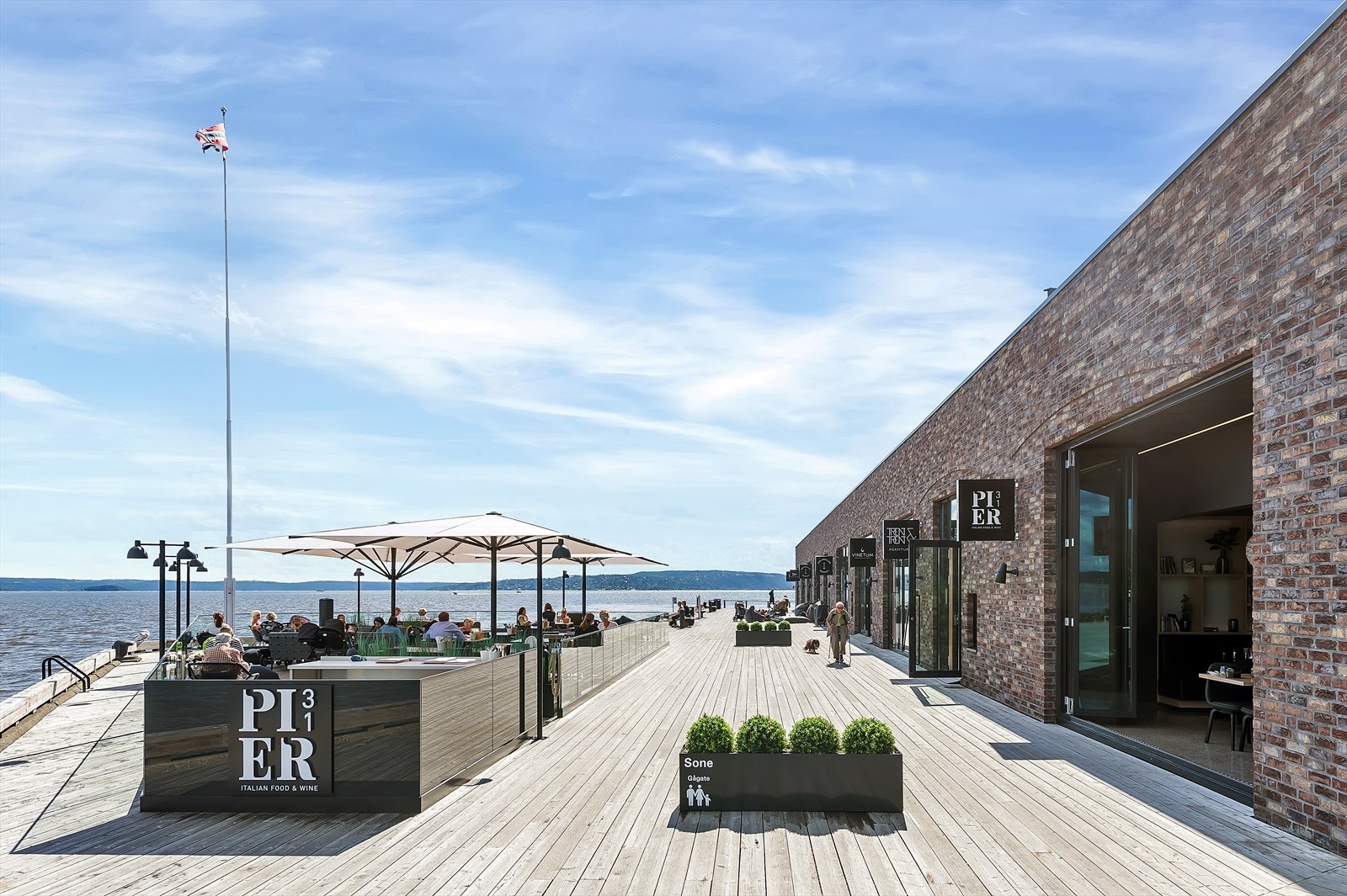 Lysaker Brygge med serveringssteder. Galleribilde