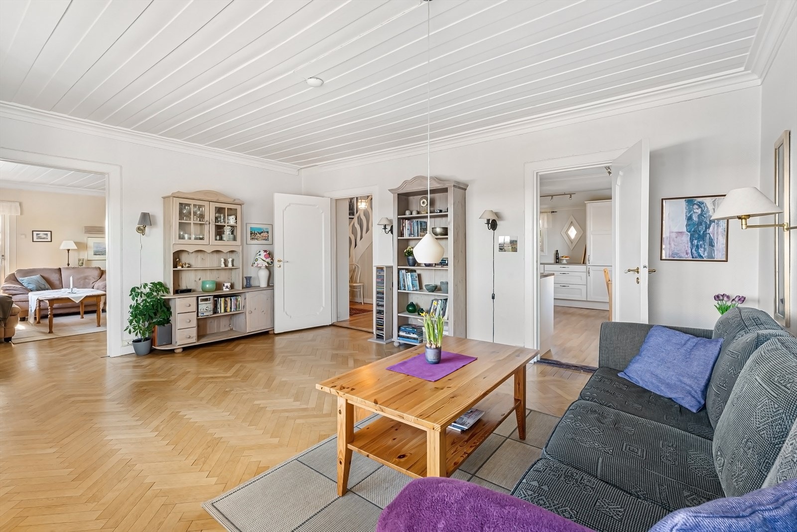 Gjennomgående fiskebensparkett i begge stuene. Galleribilde