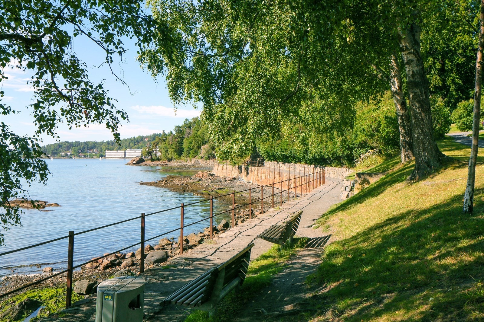 Fra Lysaker og Sollerudstranden er det fin turvei langs sjøkanten innover Bestumkilen. Galleribilde