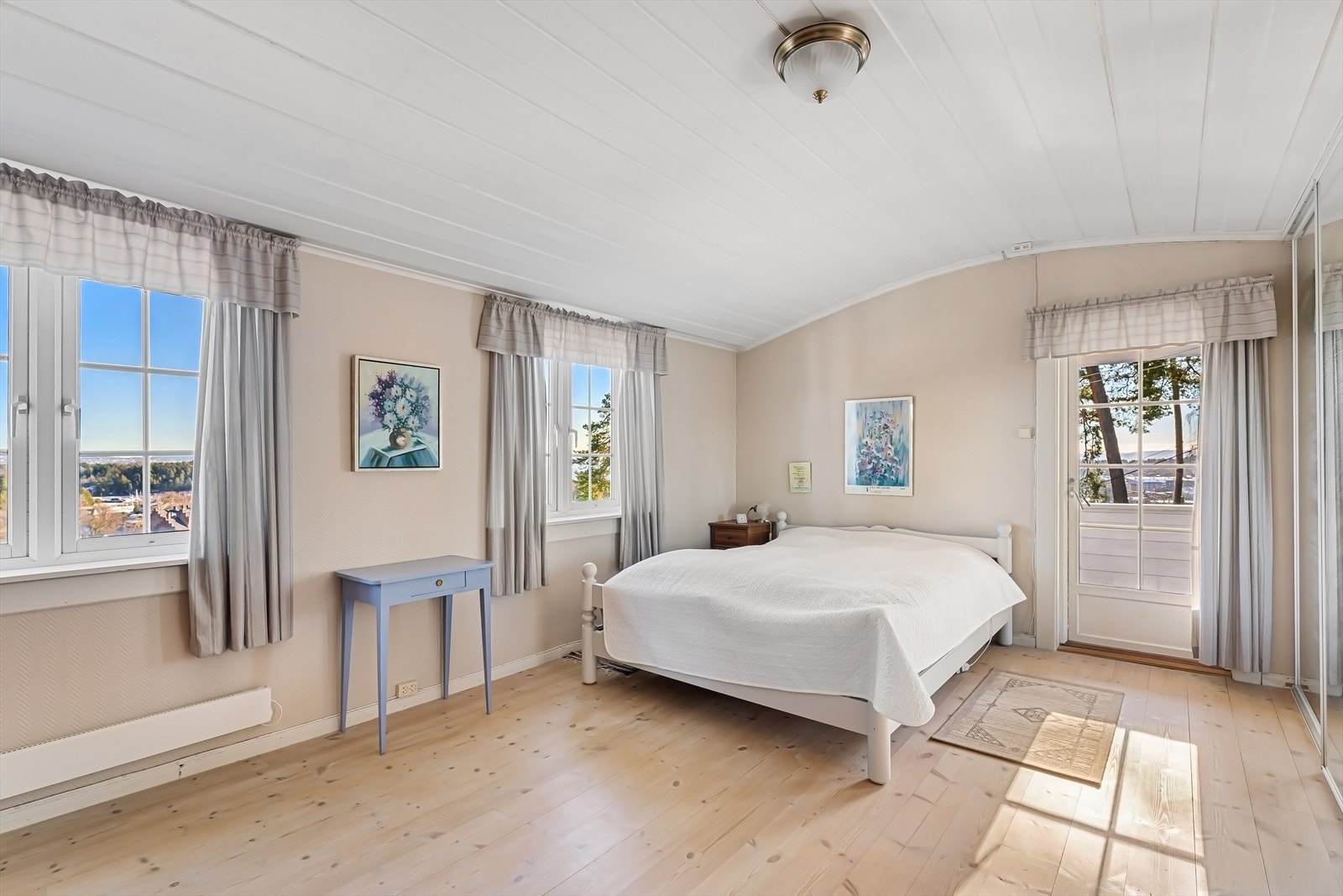 Stort hovedsoverom med tilknyttet balkong og bad. Galleribilde