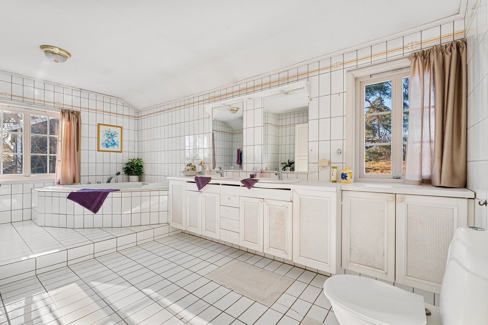 Stort bad ved hovedsoverommet. Galleribilde