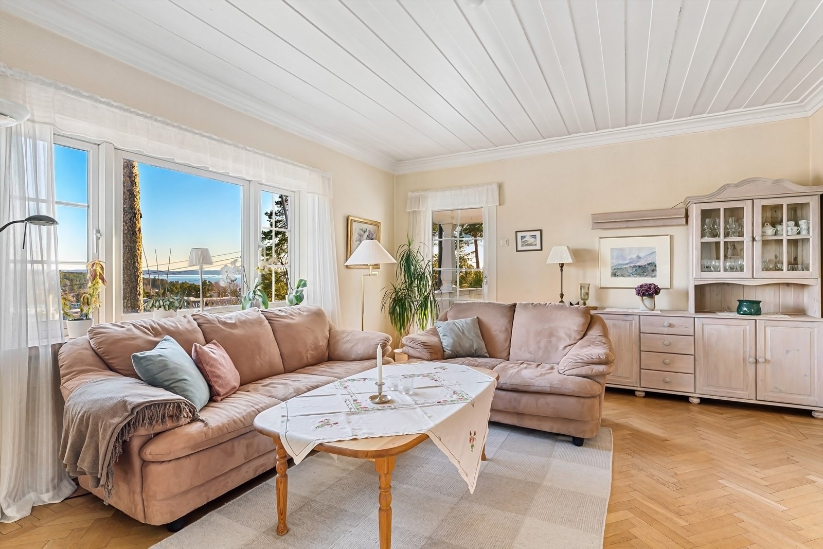 Lys og attraktiv stue med fin fjordutsikt. Galleribilde