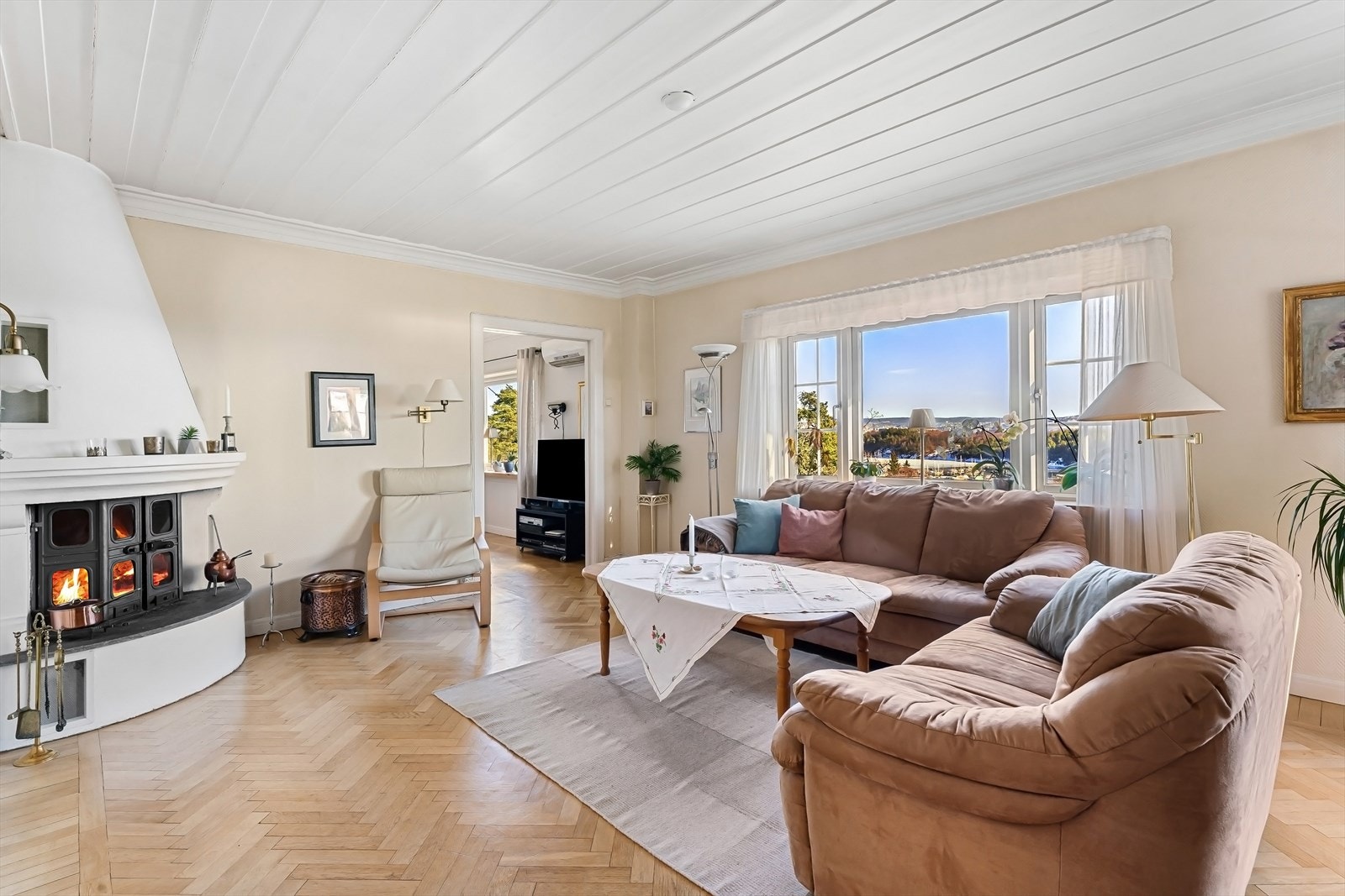 Stue sentrert rundt peisen for varme og hygge. Galleribilde