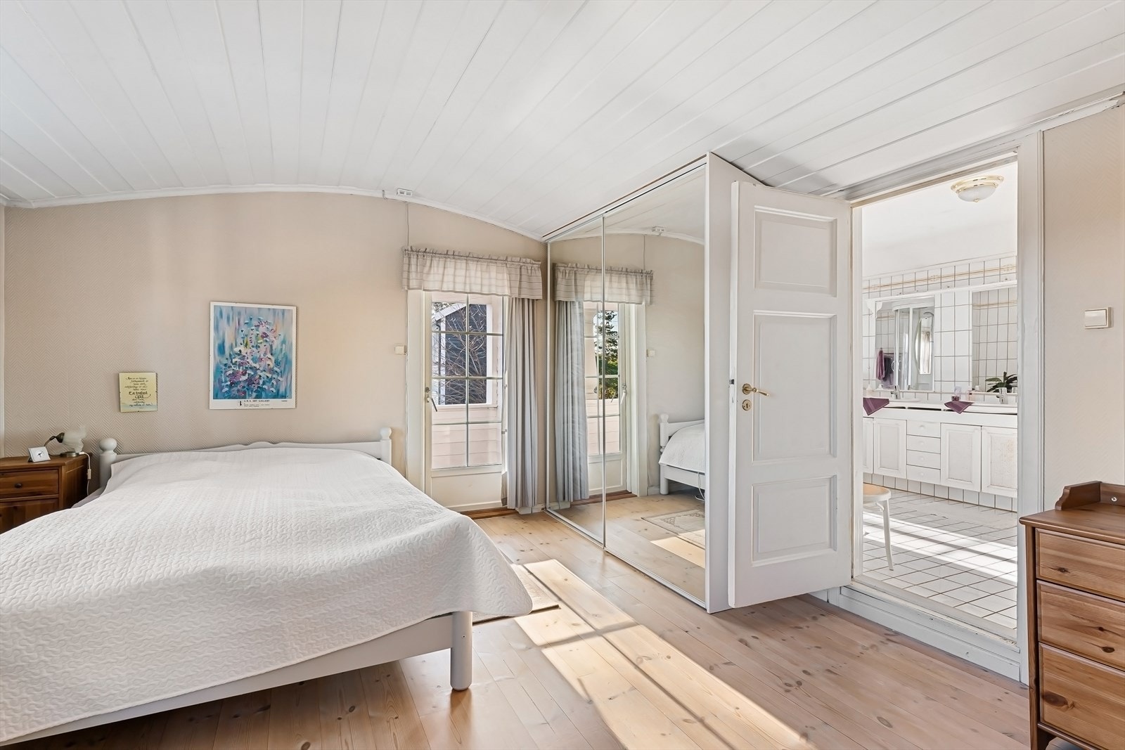 God skapplass med flere skap og kommoder. Galleribilde