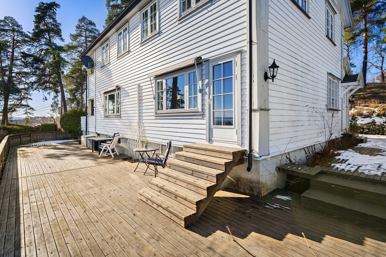 Terrassen går videre rundt på siden av huset. Galleribilde