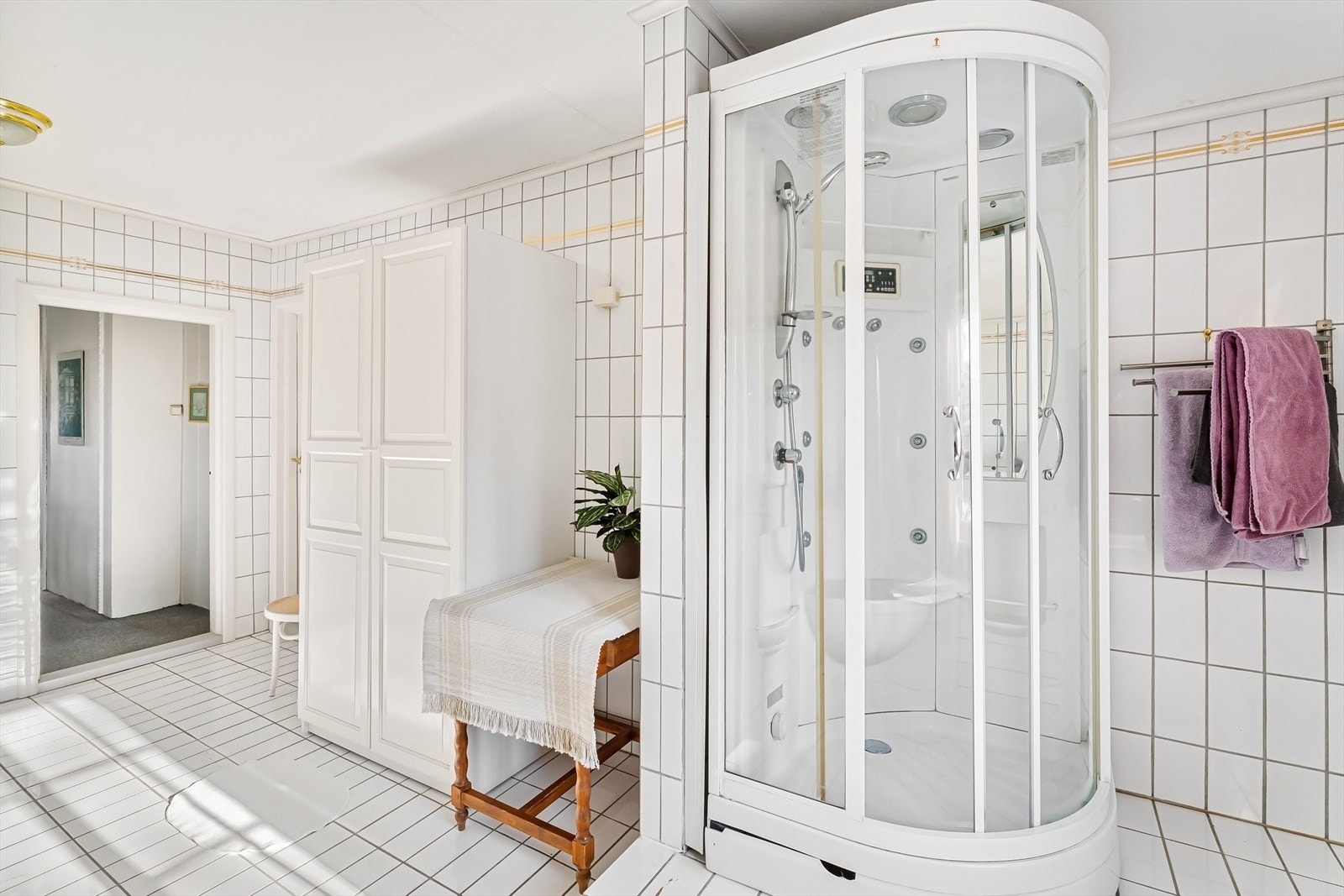 Stort dusjkabinett med mange funksjoner. Galleribilde