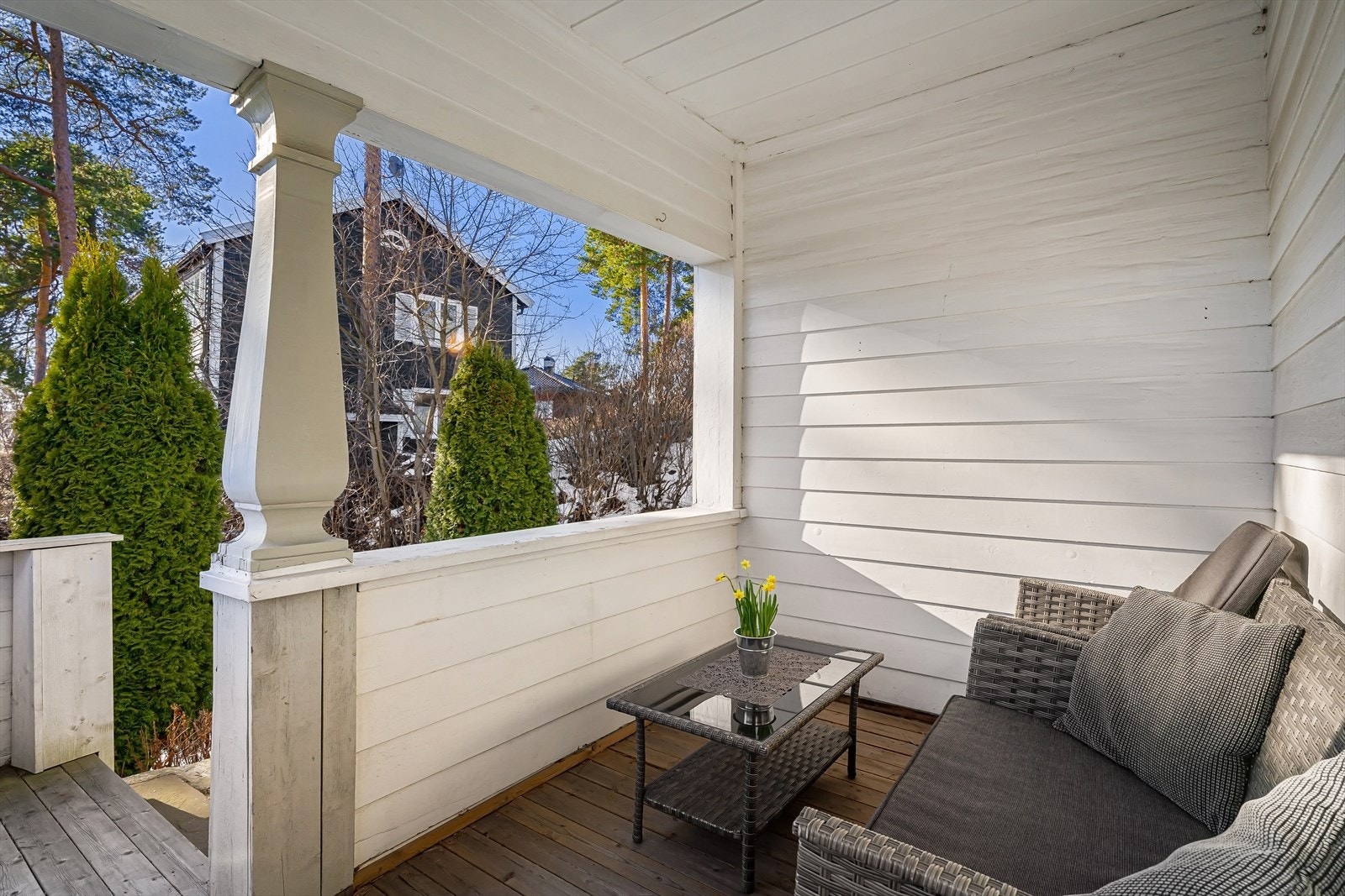 Hyggelig krok i hjørne av balkong ved stue. Galleribilde