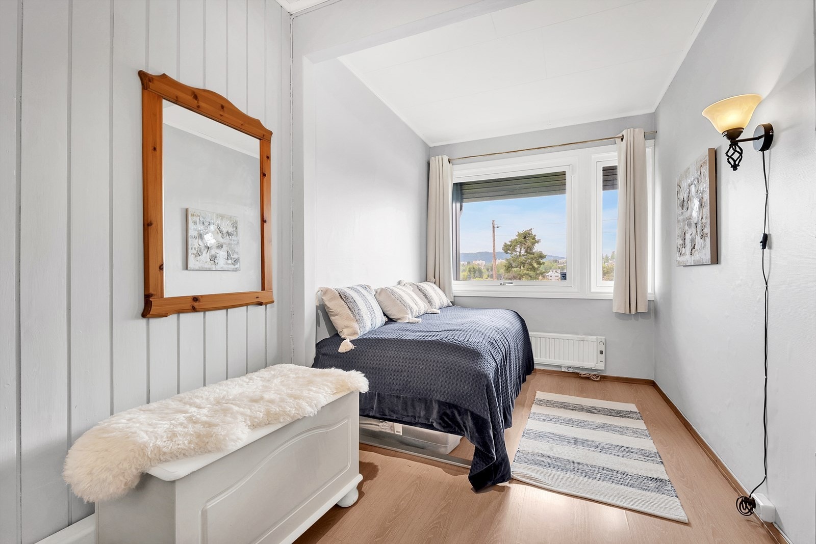 Soverom 2 med flott laminatgulv Galleribilde