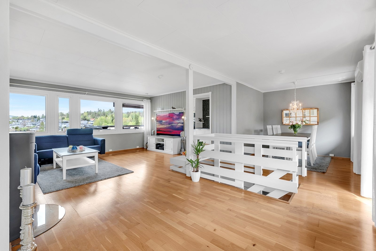 Svært romslig stue/spisestue Galleribilde