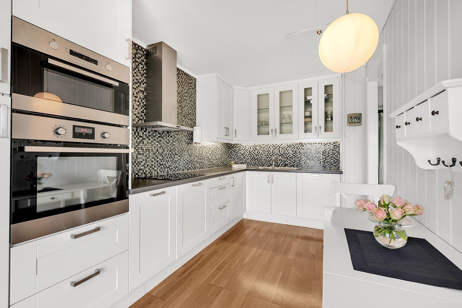 Stor laminat benkeplate med god plass til matlaging Galleribilde