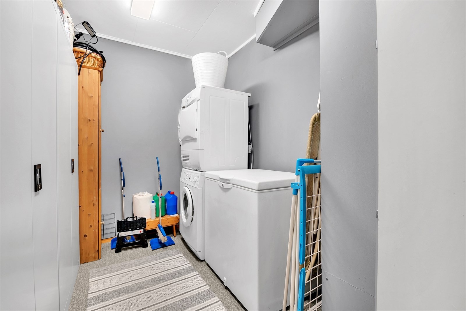 Separat vaskerom med opplegg for vaskemaskin Galleribilde