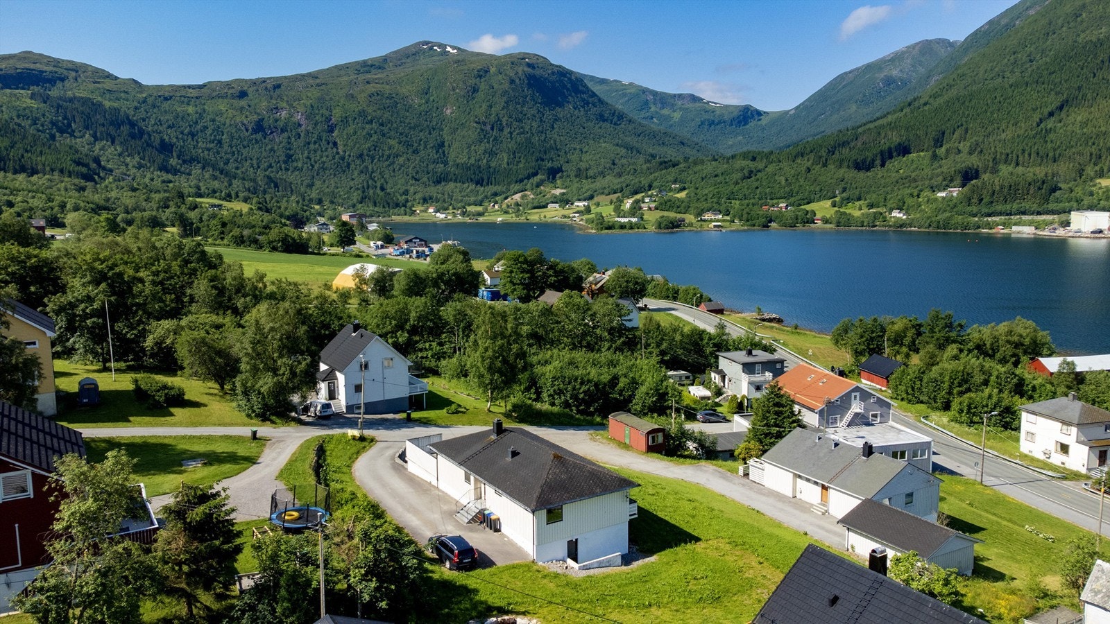 Boligen ligger fint til i et etablert boligfelt Galleribilde