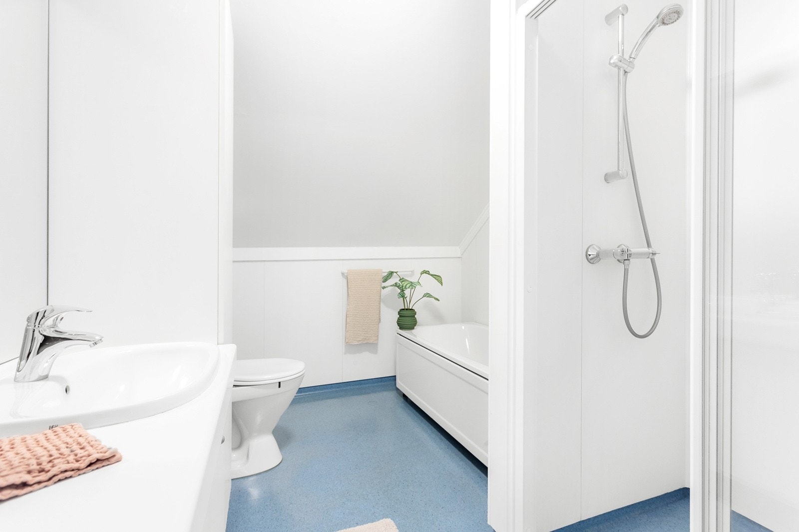 Bad med både dusj og badekar Galleribilde