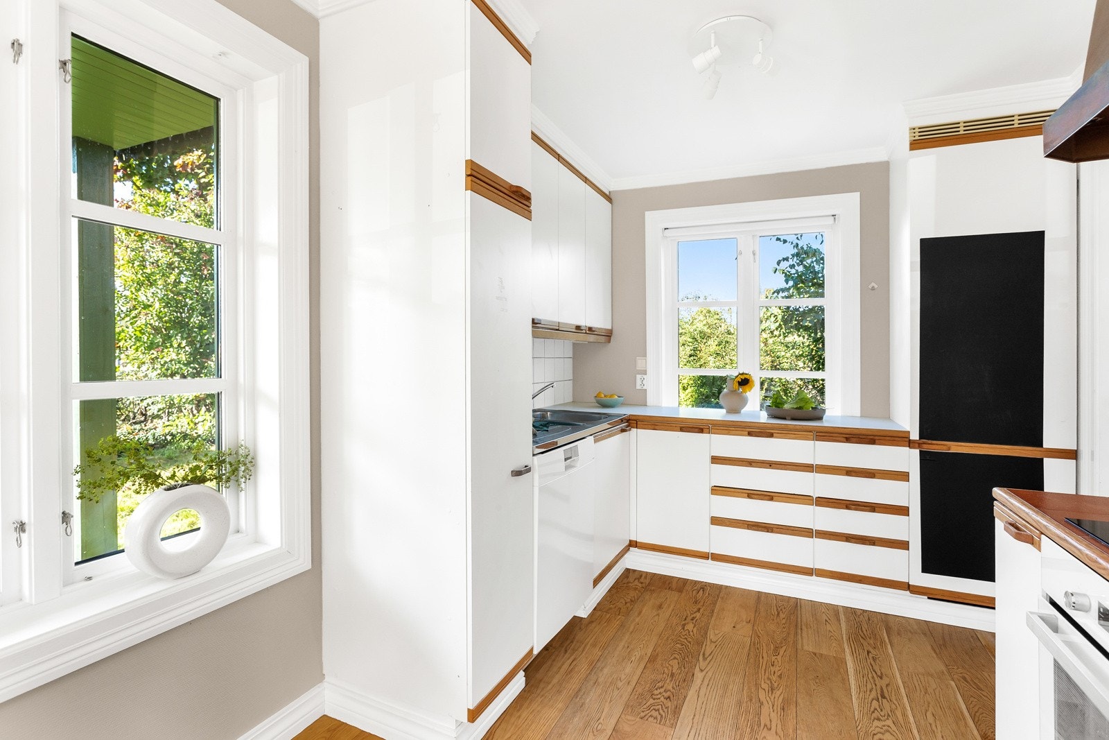 Kjøkkenet er i delvis åpen løsning til stuen Galleribilde