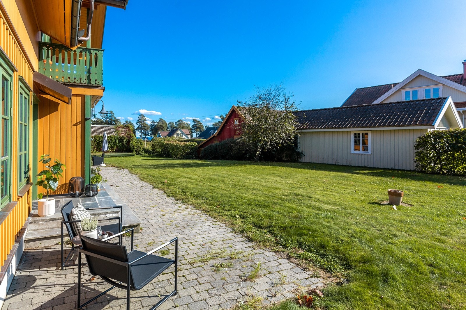 Egen, solrik uteplass Galleribilde