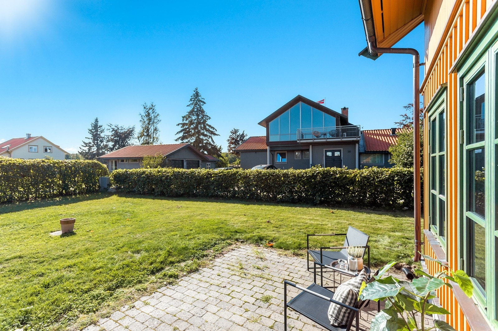 Eiendommen disponerer egen hagedel - Her er det god plass for lek og moro Galleribilde