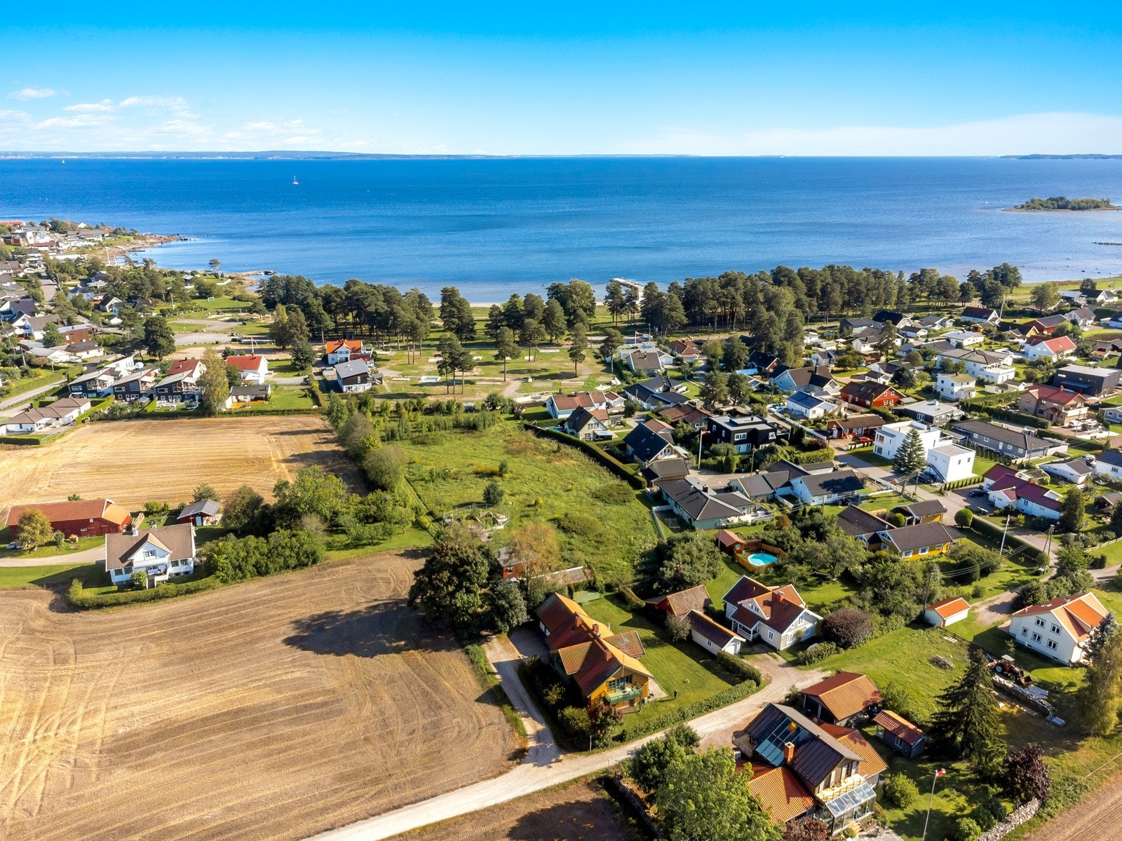 Sjø og strand i umiddel bar nærhet Galleribilde