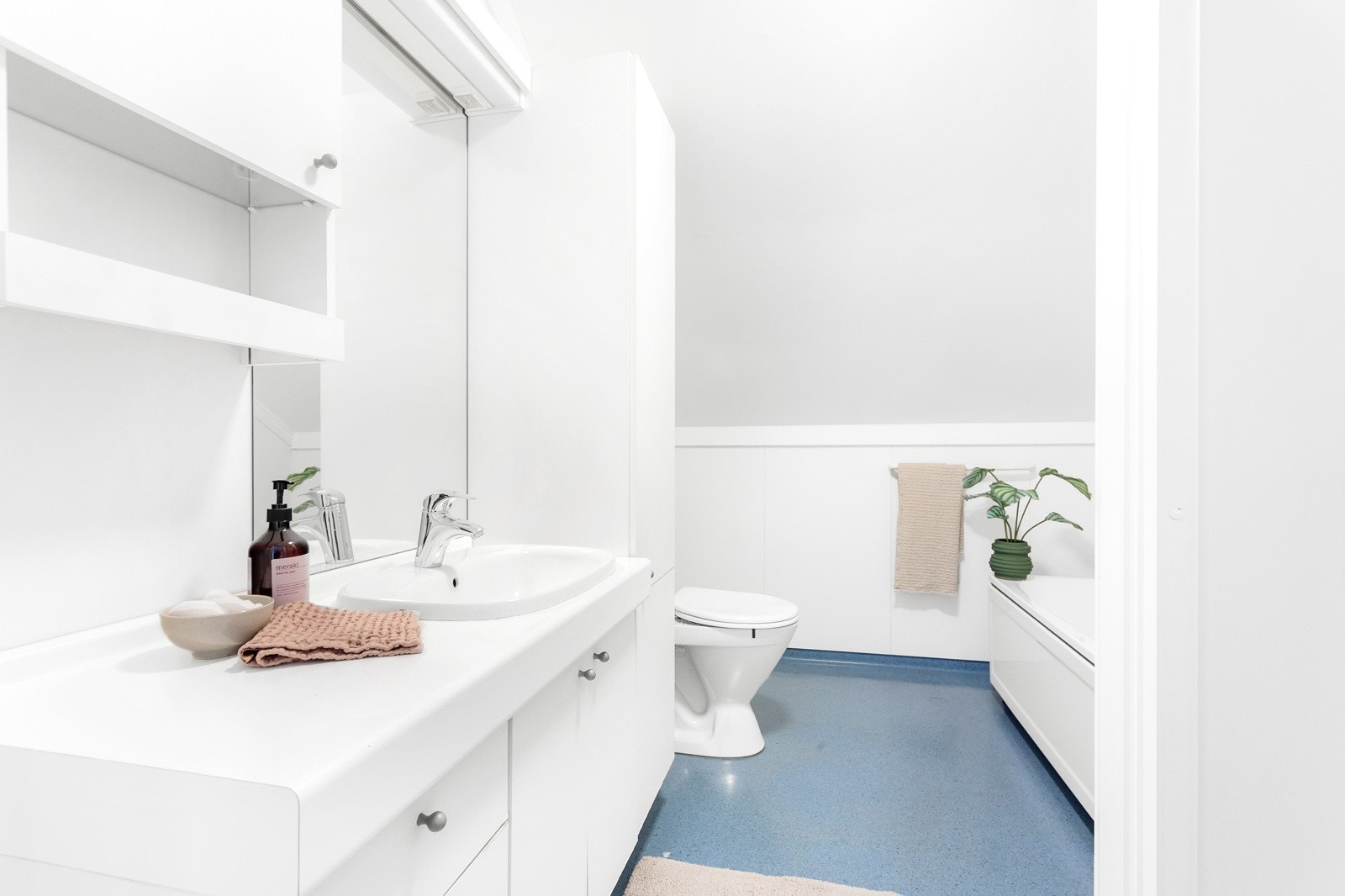 Bad med både dusj og badekar Galleribilde