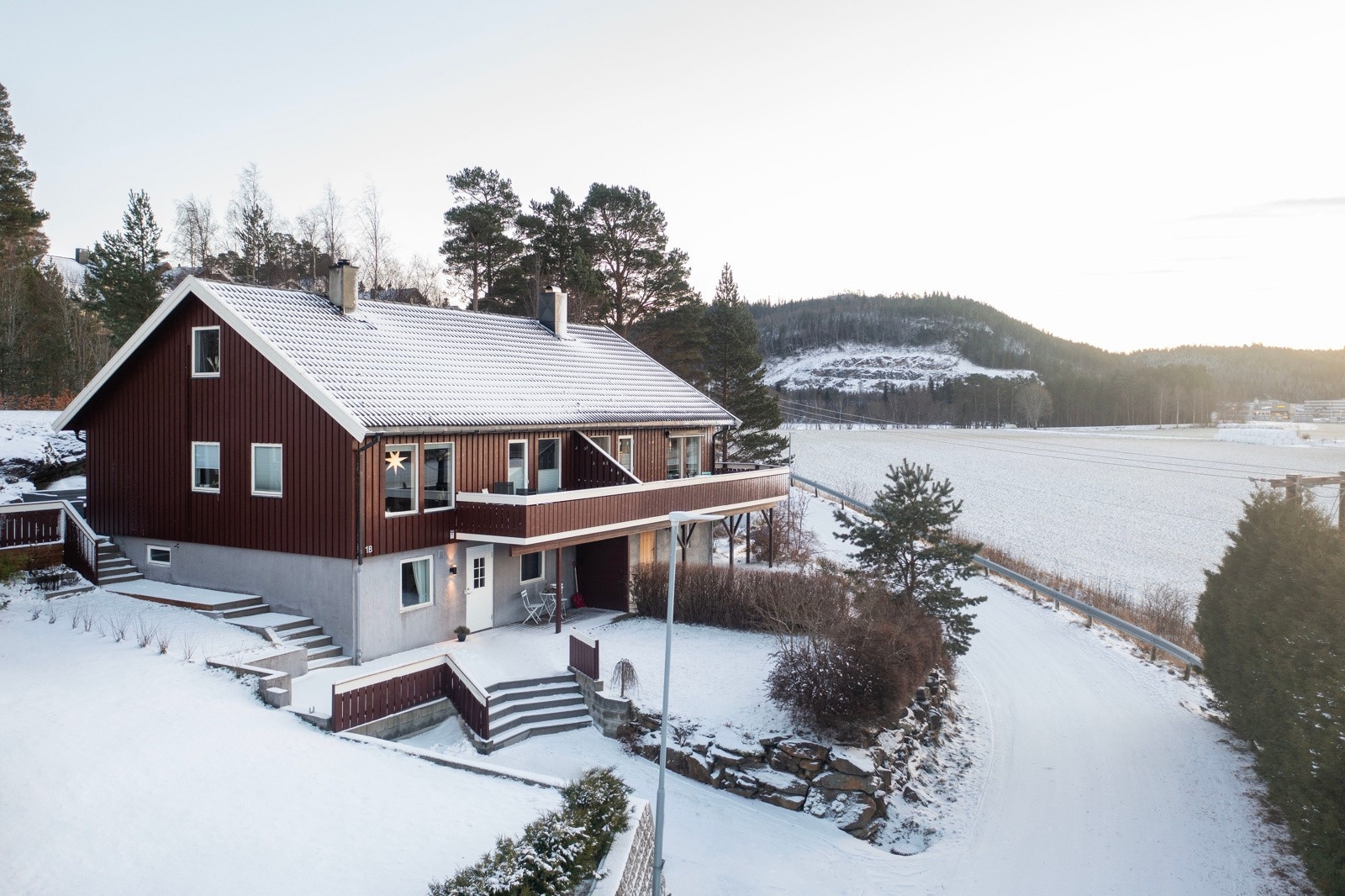 Sveberg - Flott, innholdsrik og velholdt halvpart-Gode solforhold-flott utsikt-Garasje-3 soverom-2 bad og stue.