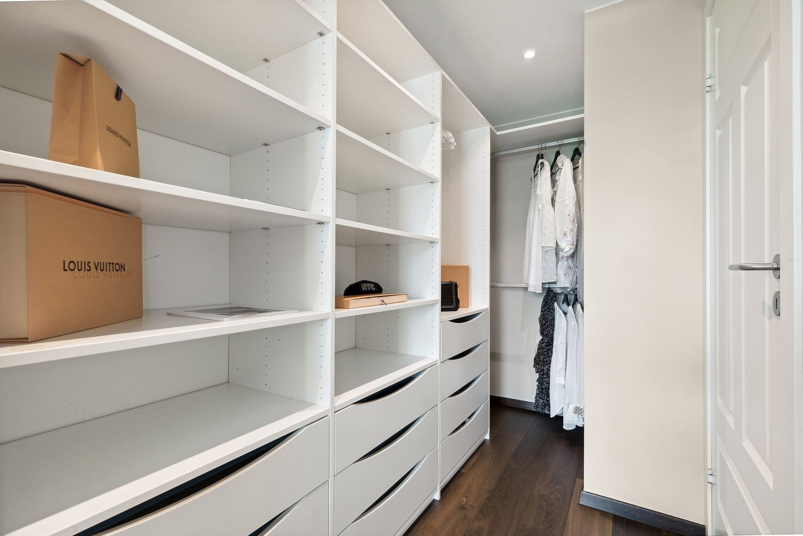 Walk-in-closet fra soverom 1 Galleribilde