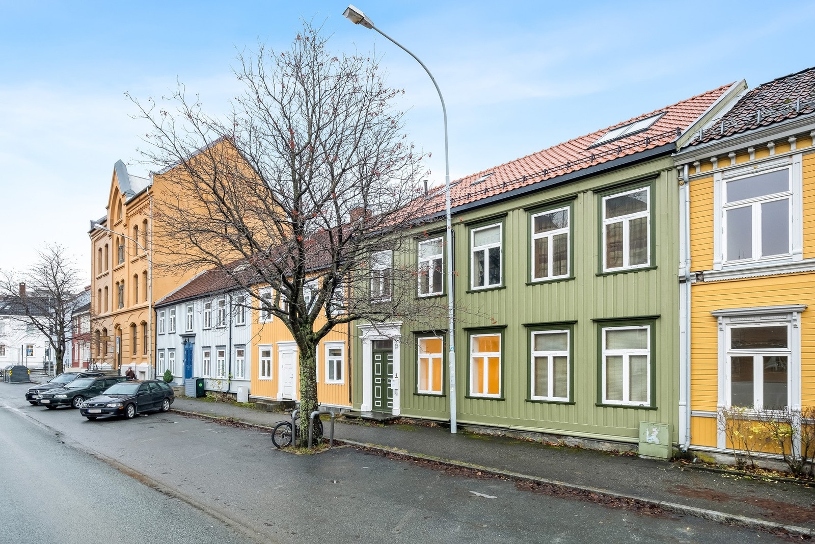 Velkommen til Sandgata 21 - en pen 2-roms leilighet i sjarmerende tregård midt i sentrum av byen. Galleribilde