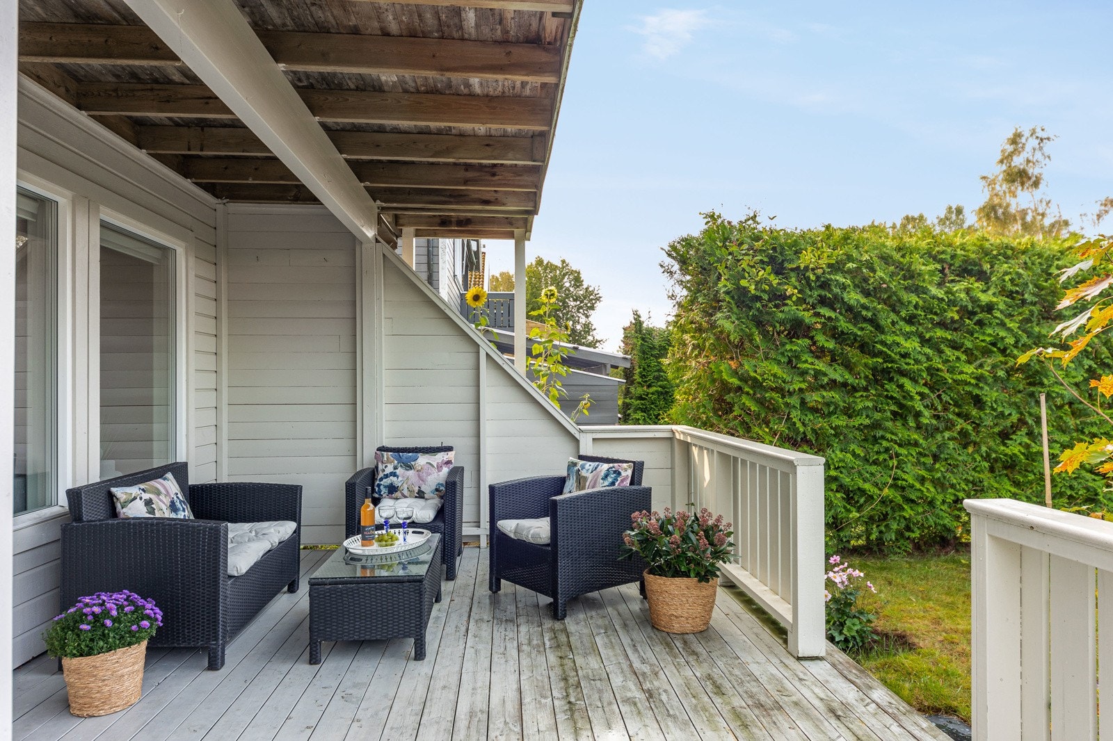 Terrassen har plass til sittegruppe og grill, og er et hyggelig sted å nyte solen med både venner og familie. Galleribilde