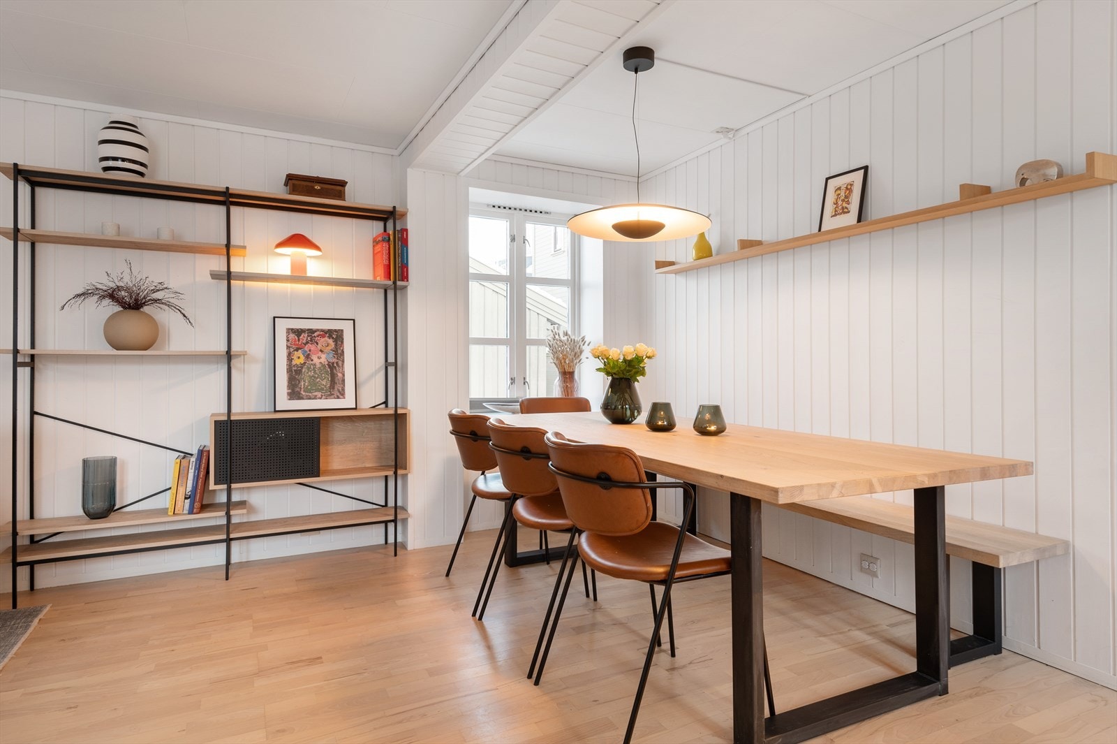 Gulvet ble slipt og lakkert i leiligheten i 2019. Galleribilde