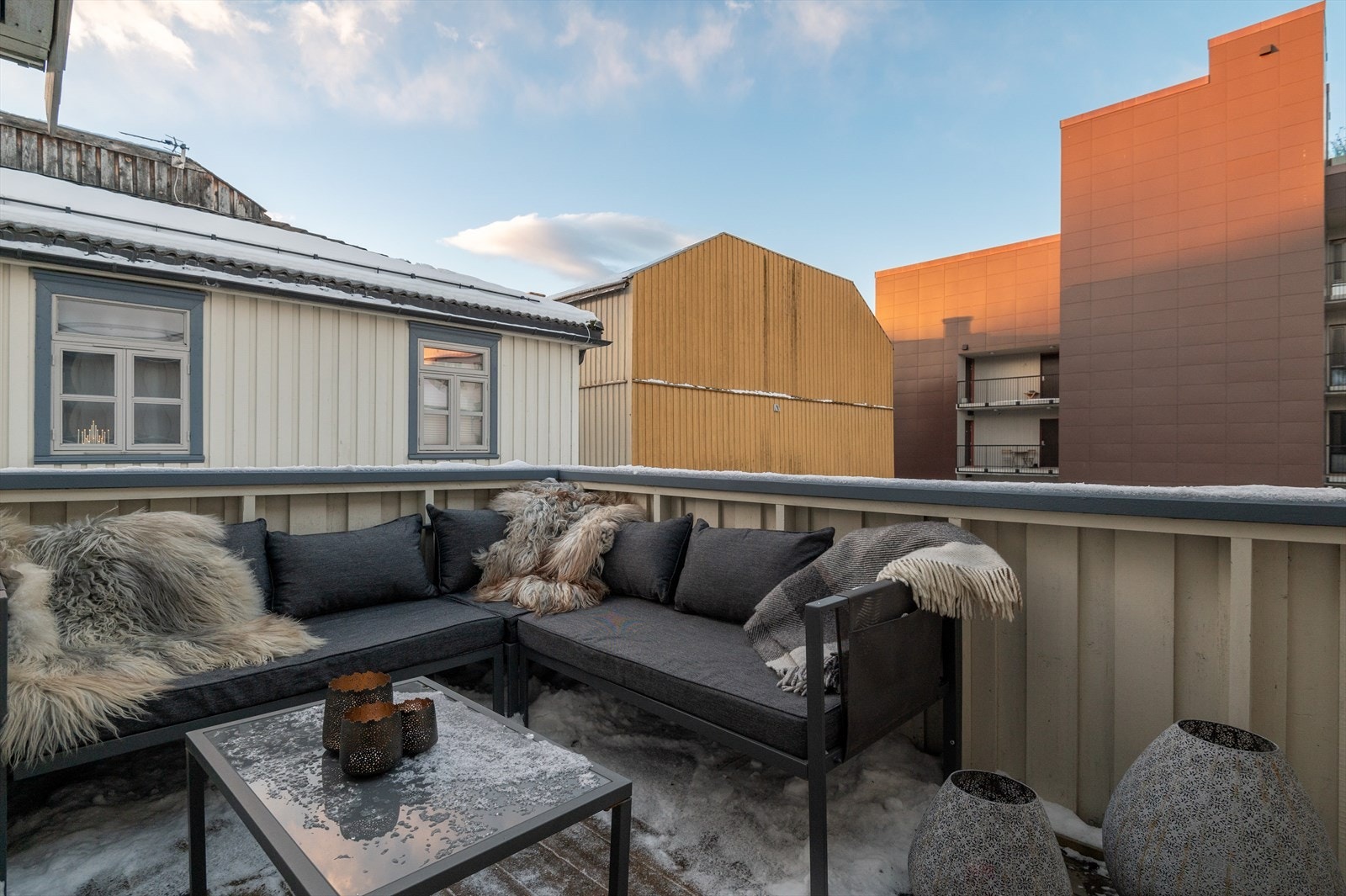 Alle terrassebord på balkongen ble skiftet ut i 2019/2020. Galleribilde