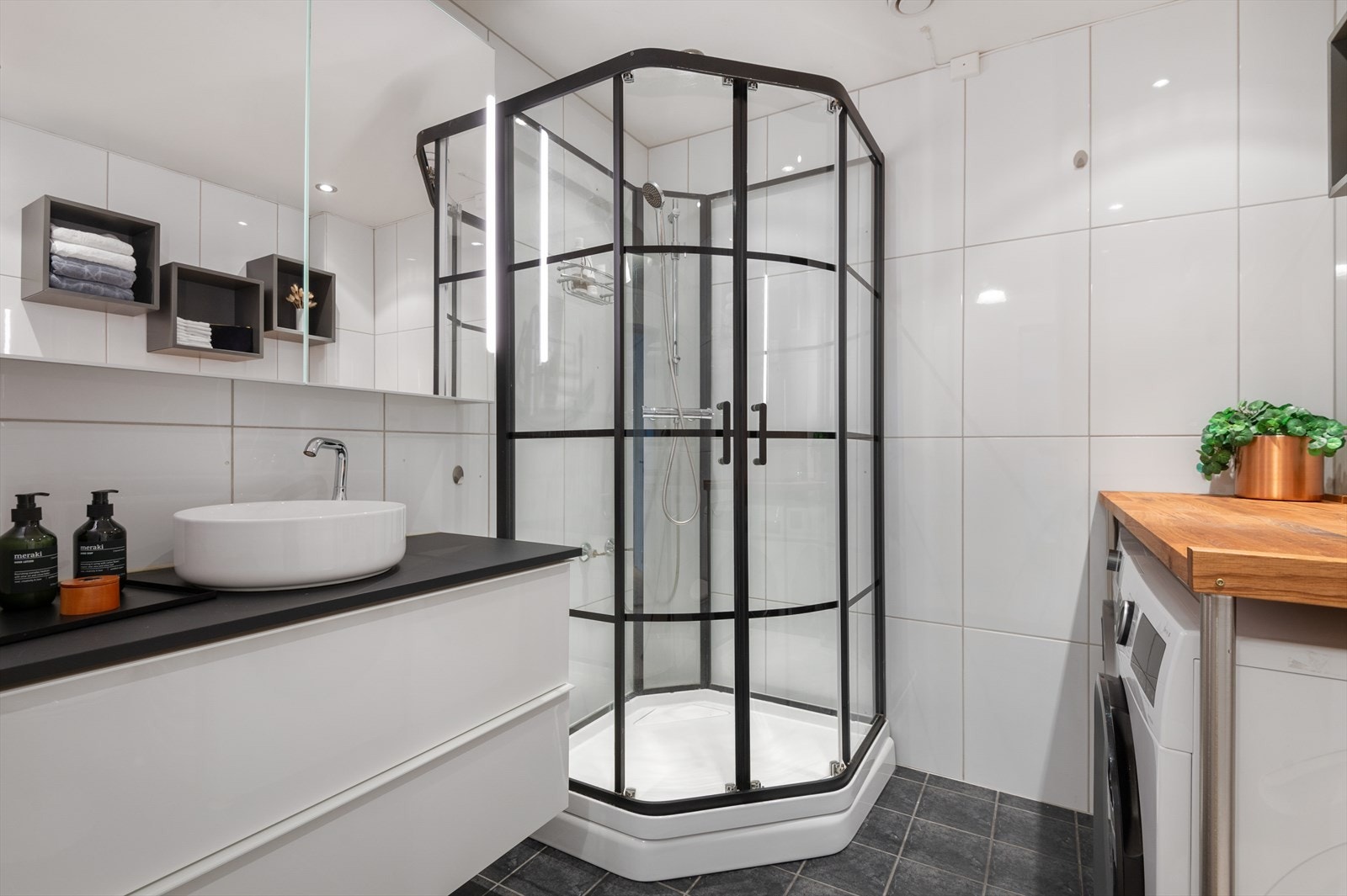 Badet fikk ny innredning og kabinett i 2018. Galleribilde