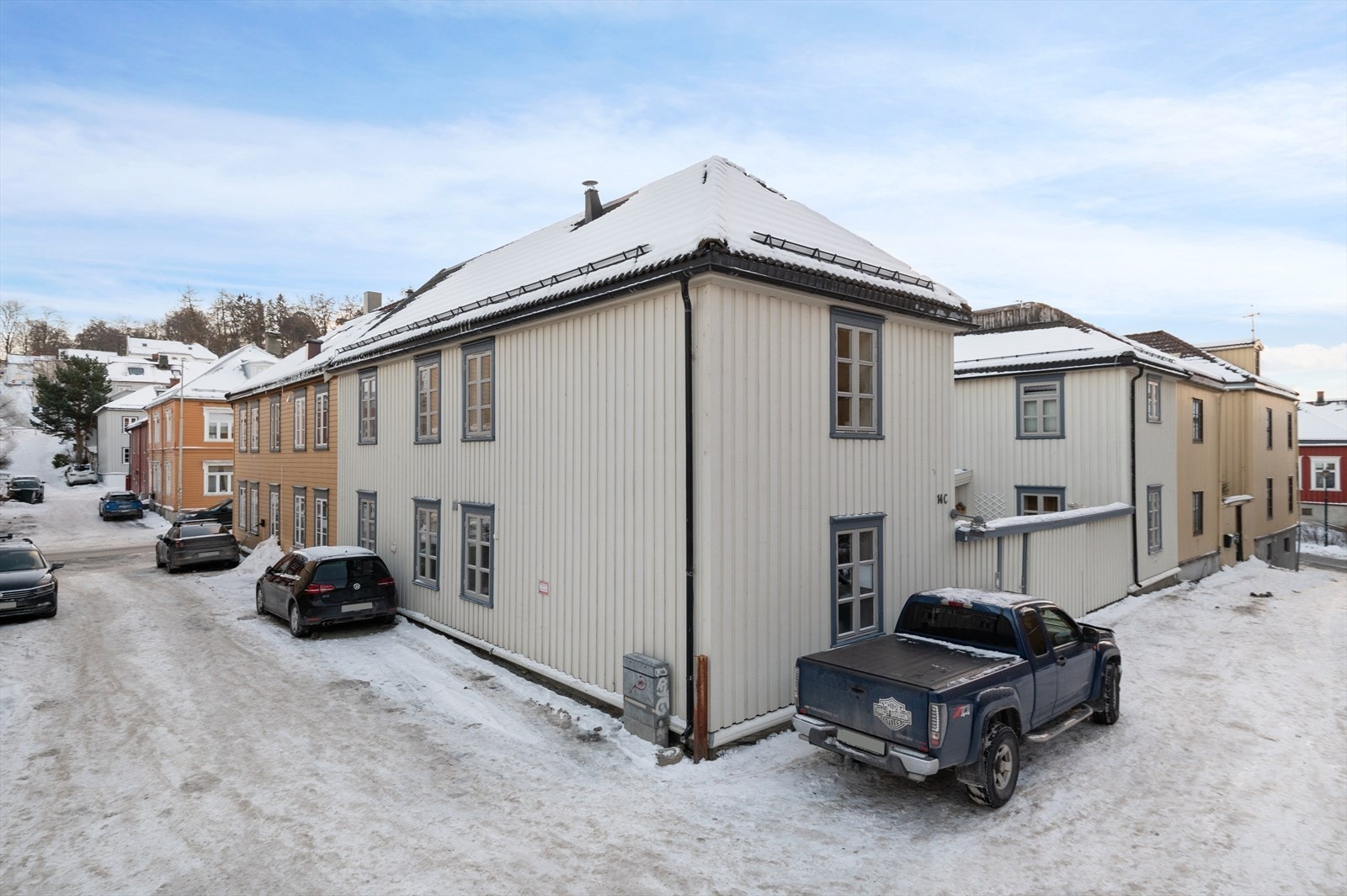 Borettslaget disponerer egne parkeringsplasser rundt borettslaget. Galleribilde