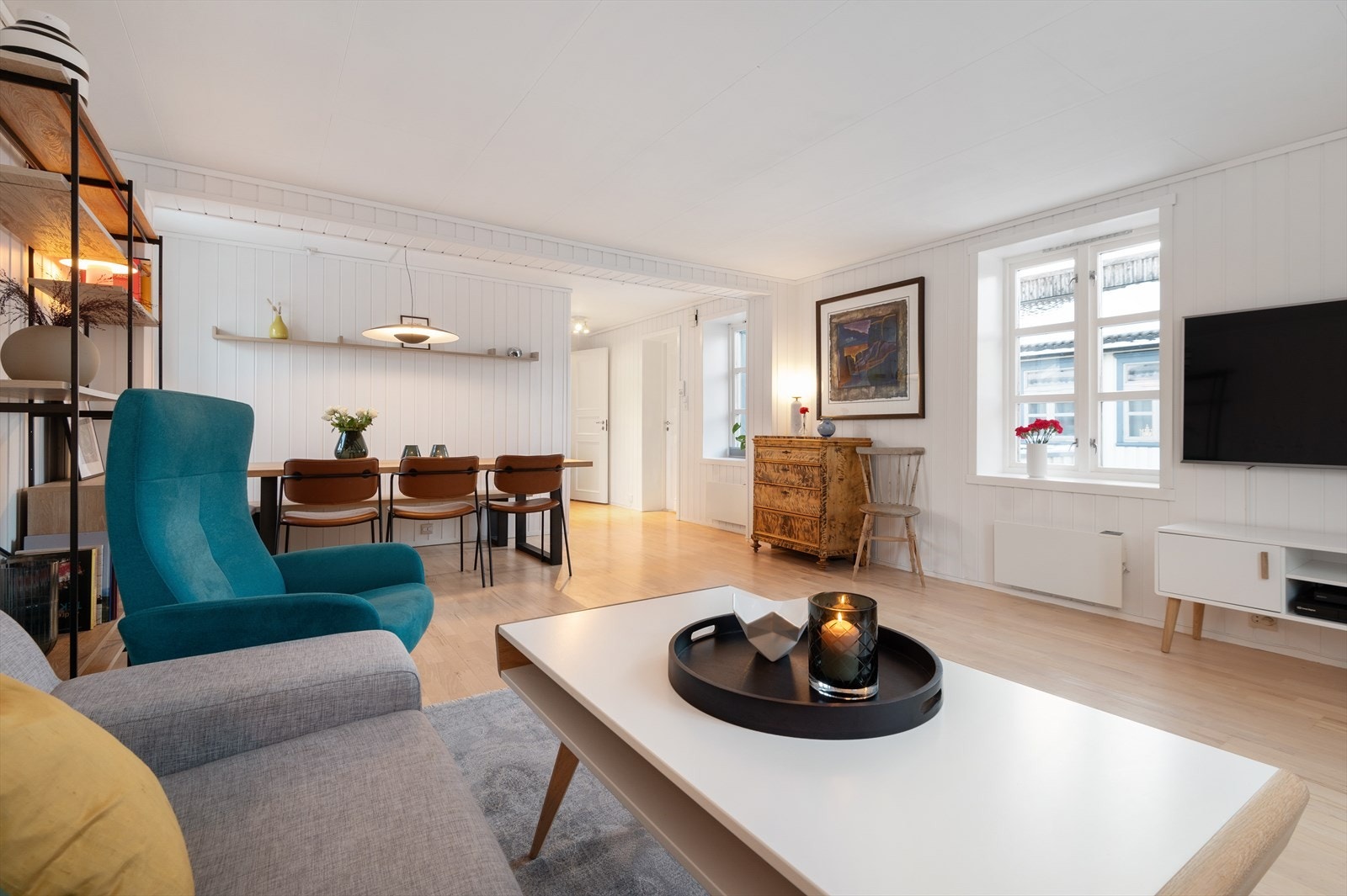 Stuen er romslig med store vinduer for naturlig lysinnslipp. Galleribilde