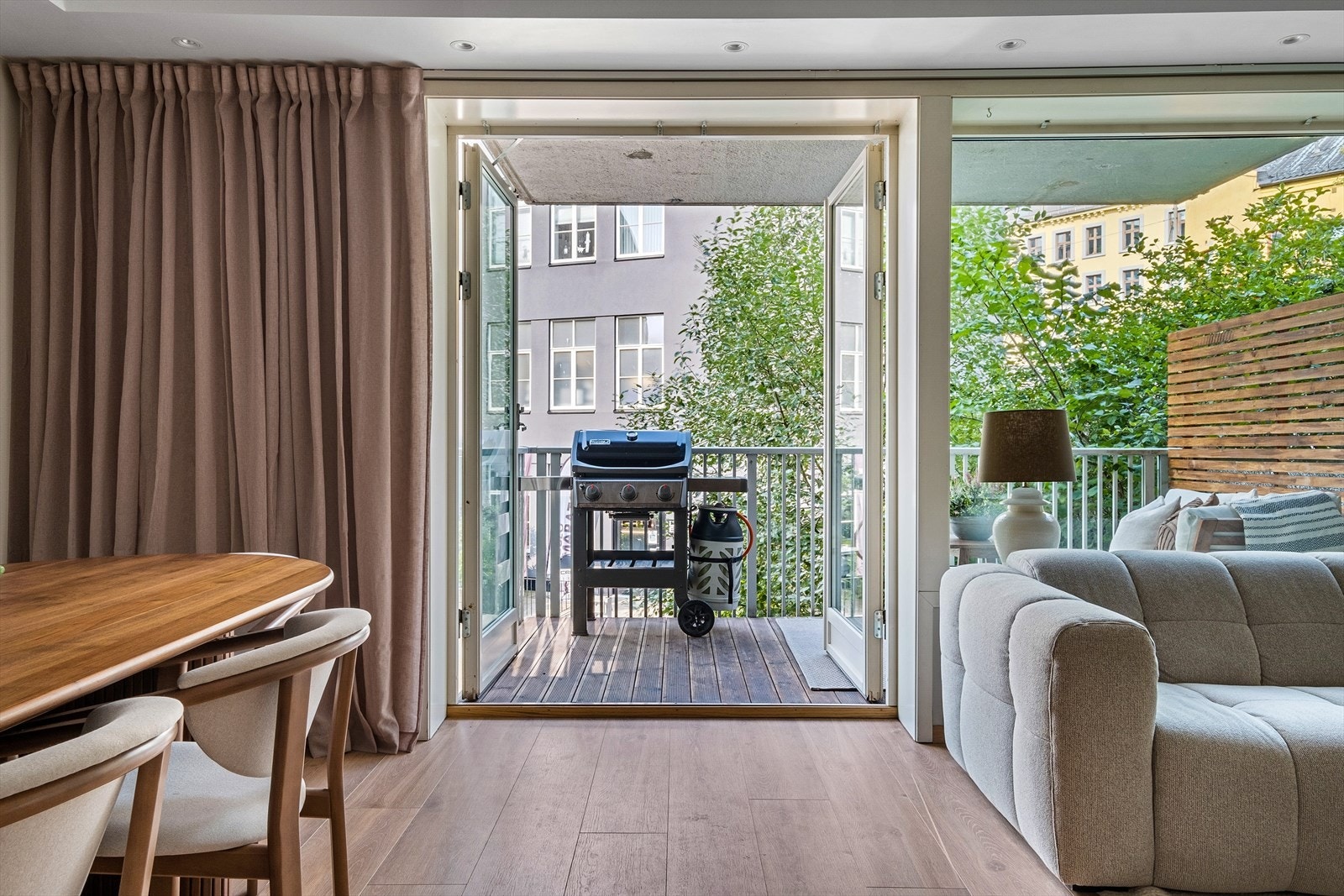 Utgang til balkongen via doble dører - dette gjør at balkongen fungerer utmerket som en forlengelse av stuen Galleribilde