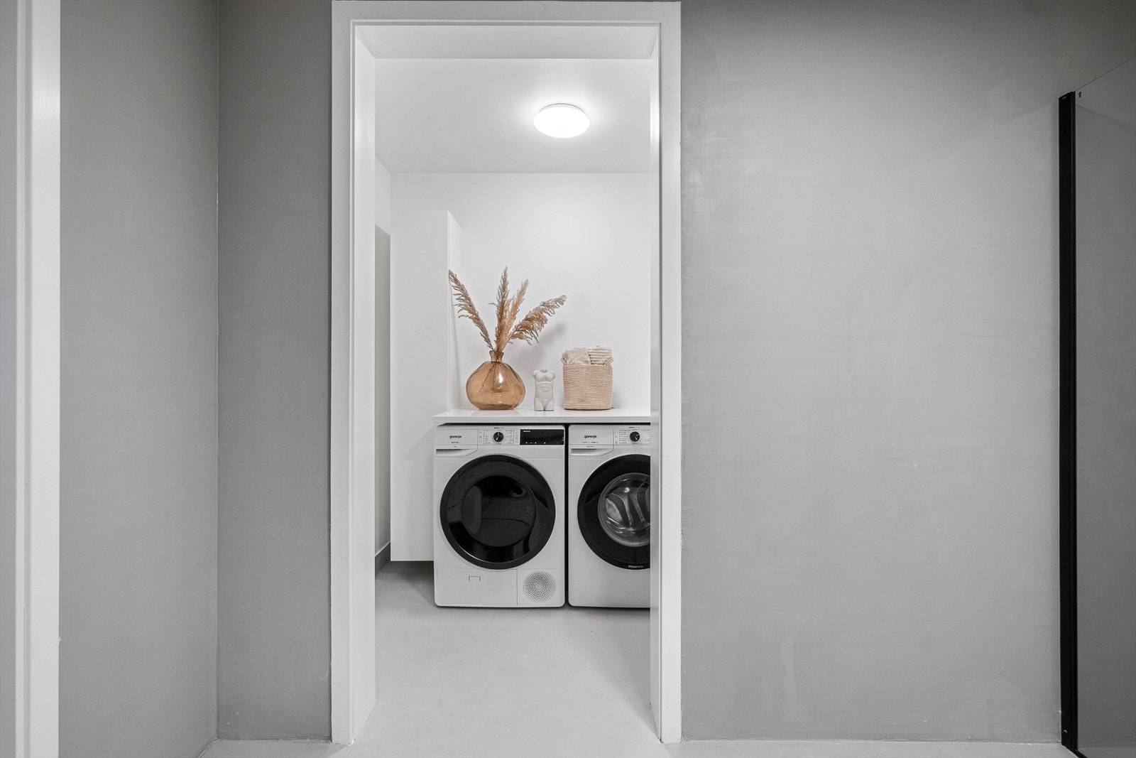 Praktisk, skjermet vaskenisje Galleribilde