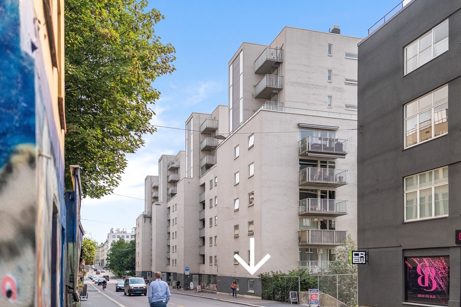 Pilen viser leiligheten. Det er montert to separate vinduer med gode luftemuligheter, selv med ett lukket vindu. Ta kontakt med megler for mer informasjon. Galleribilde