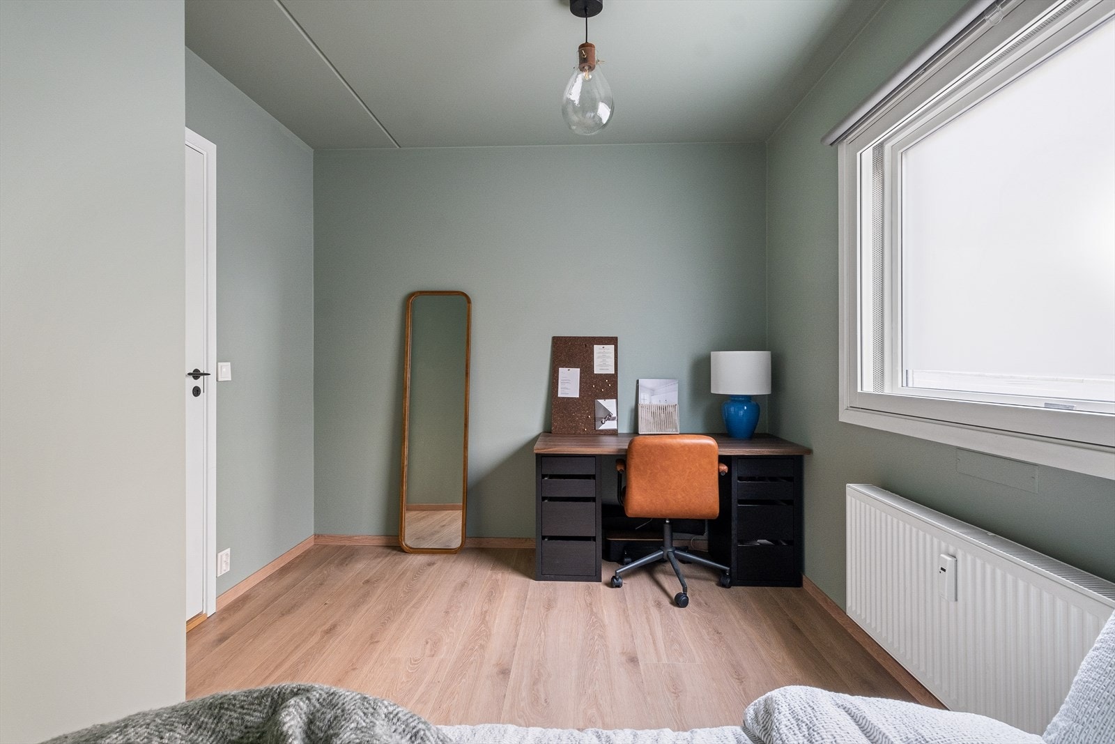 Det er god plass til seng, skrivepult og skap/kommode Galleribilde