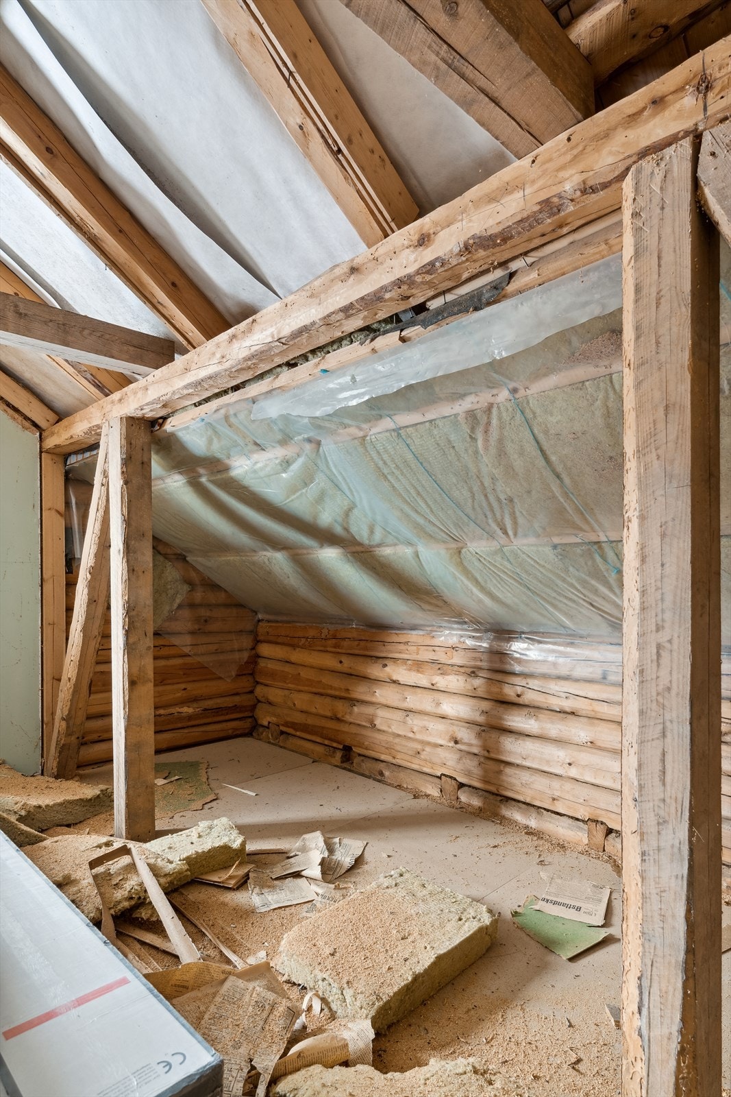 Oppussing/rehabilitering av nok et soverom er igangsatt - i opprinnelig del med tømmerstue Galleribilde