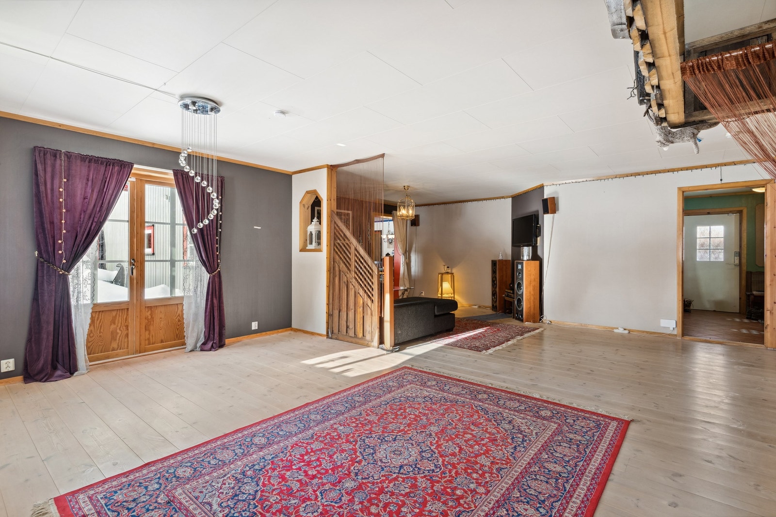 To-fløyet terrassedør med en stor terrasse utenfor Galleribilde