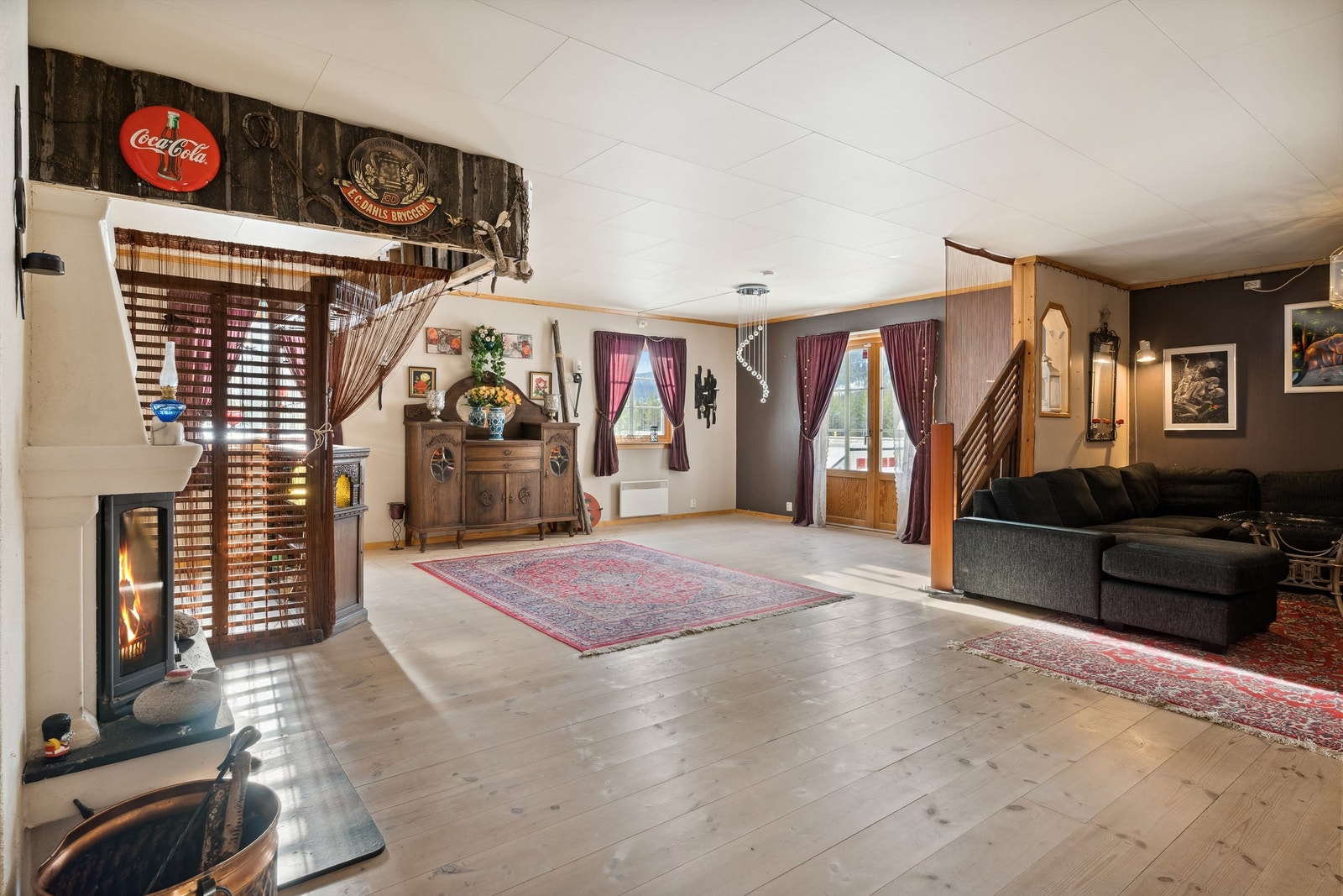 Meget romslig stue med gode møbleringsmuligheter i flere soner Galleribilde