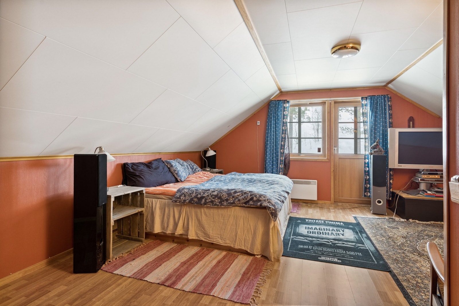 Stort soverom med utgang til en luftebalkong Galleribilde