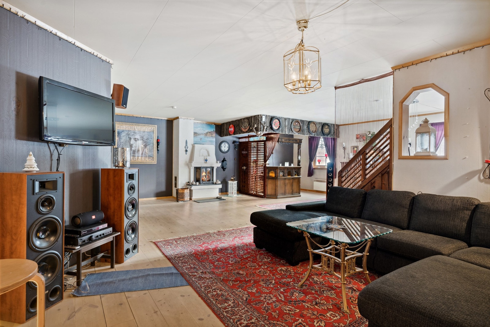 Boligens oppvarming med vedfyring i 3 ildsteder samt elektrisitet Galleribilde